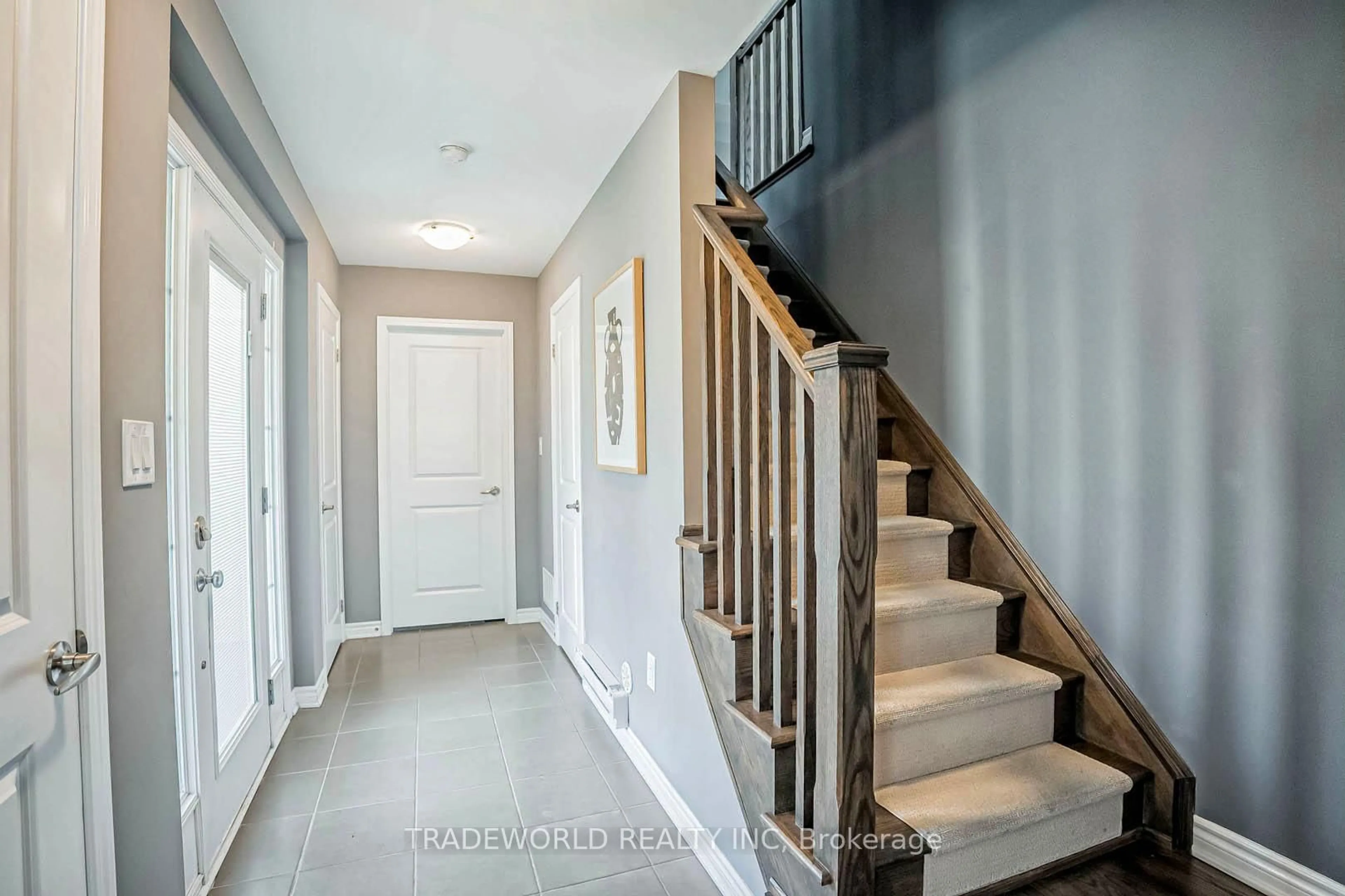 Indoor entryway for 172 Thomas Phillips Dr, Aurora Ontario L4G 0X8