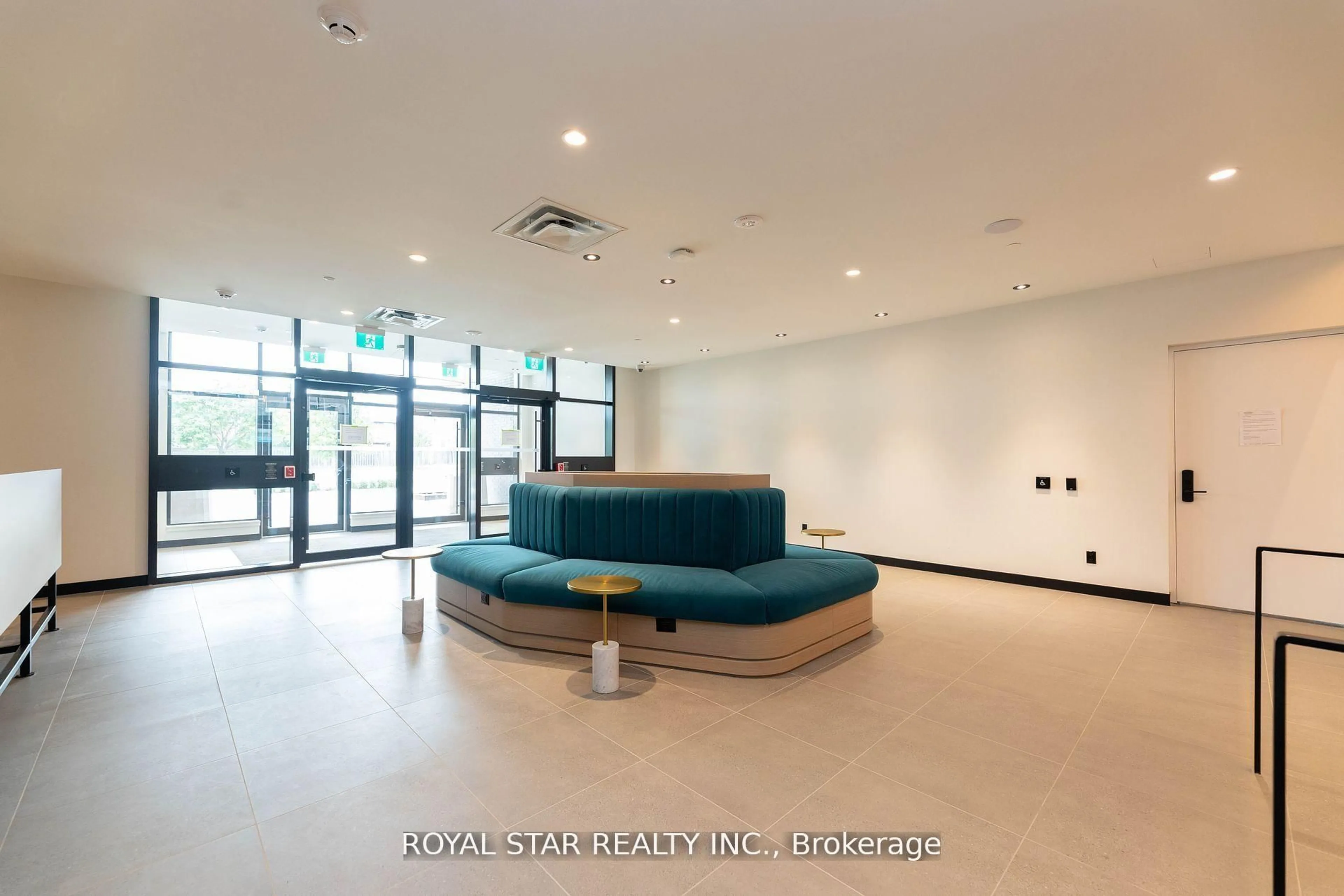 Indoor foyer for 7950 Bathurst St #B-2313, Vaughan Ontario L4T 0L4