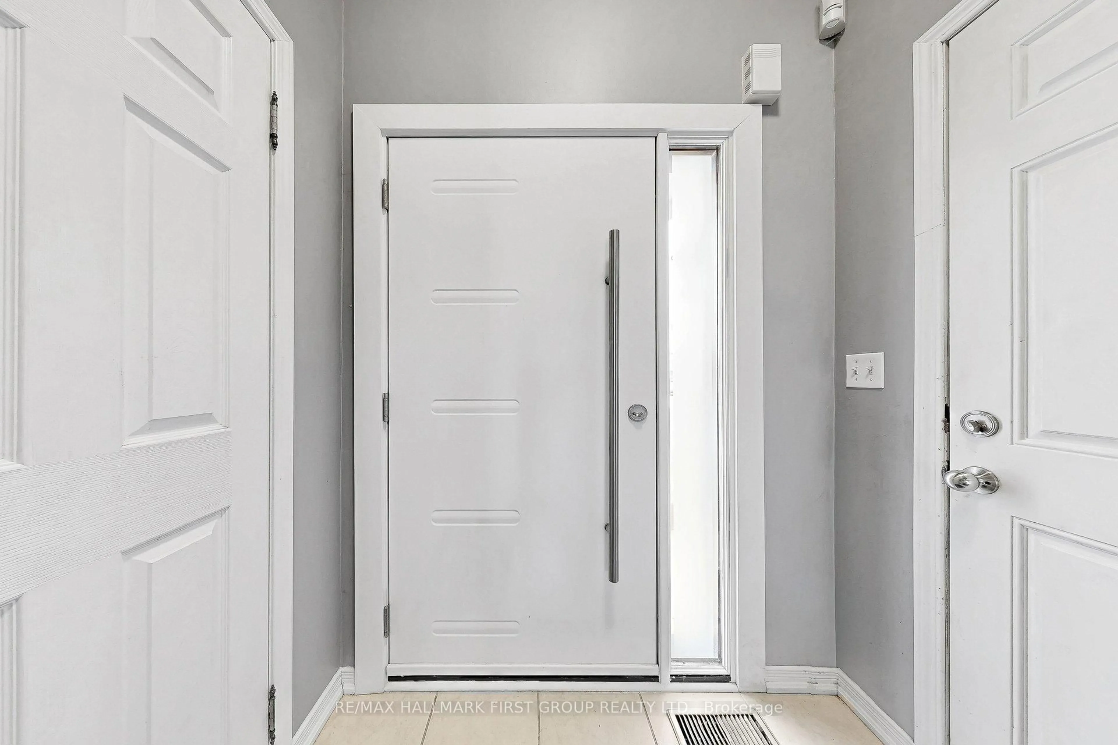 Indoor entryway for 19 Waterlily Tr, King Ontario L0G 1T0