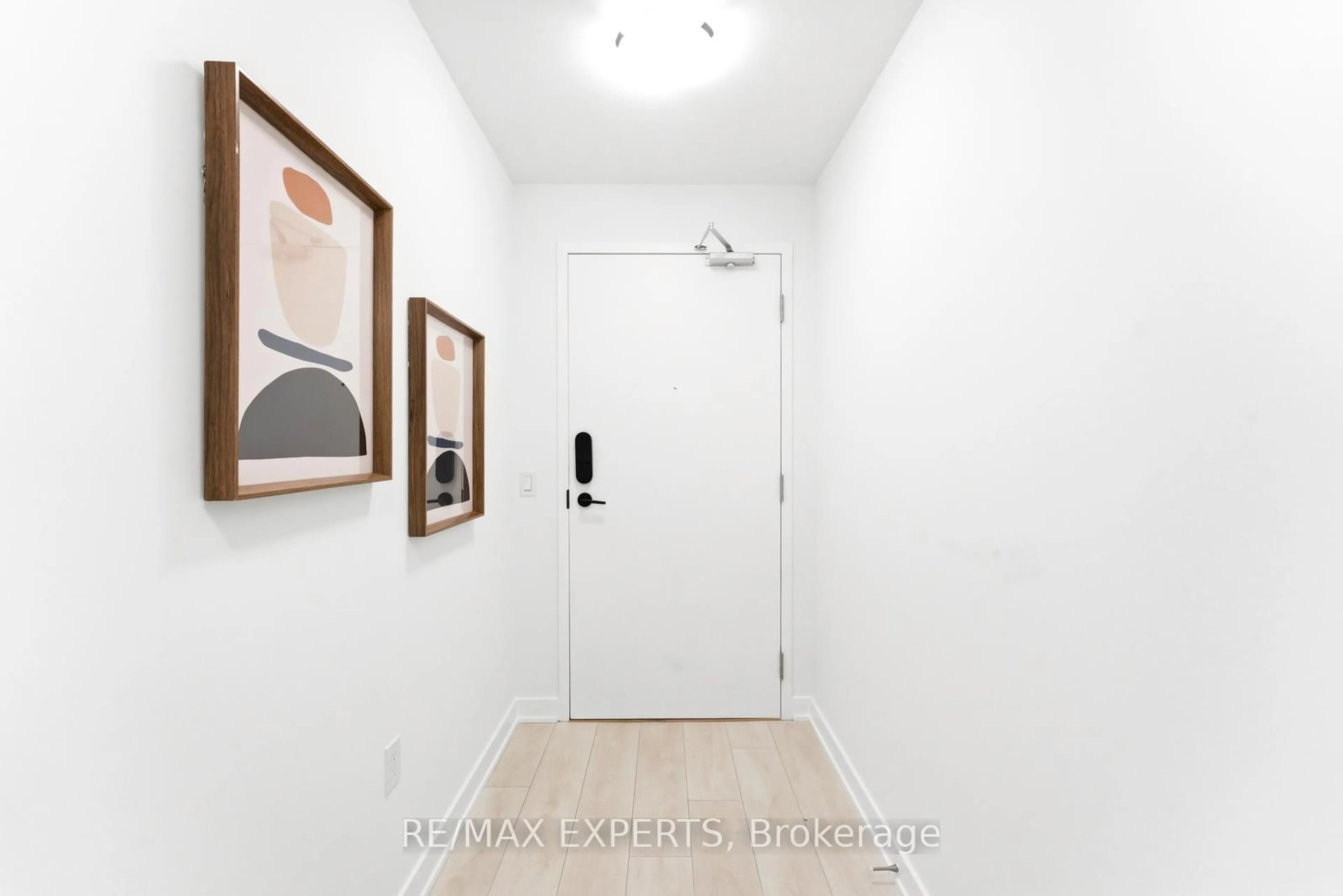 Indoor entryway for 105 Oneida Cres #307, Richmond Hill Ontario L4B 0H6