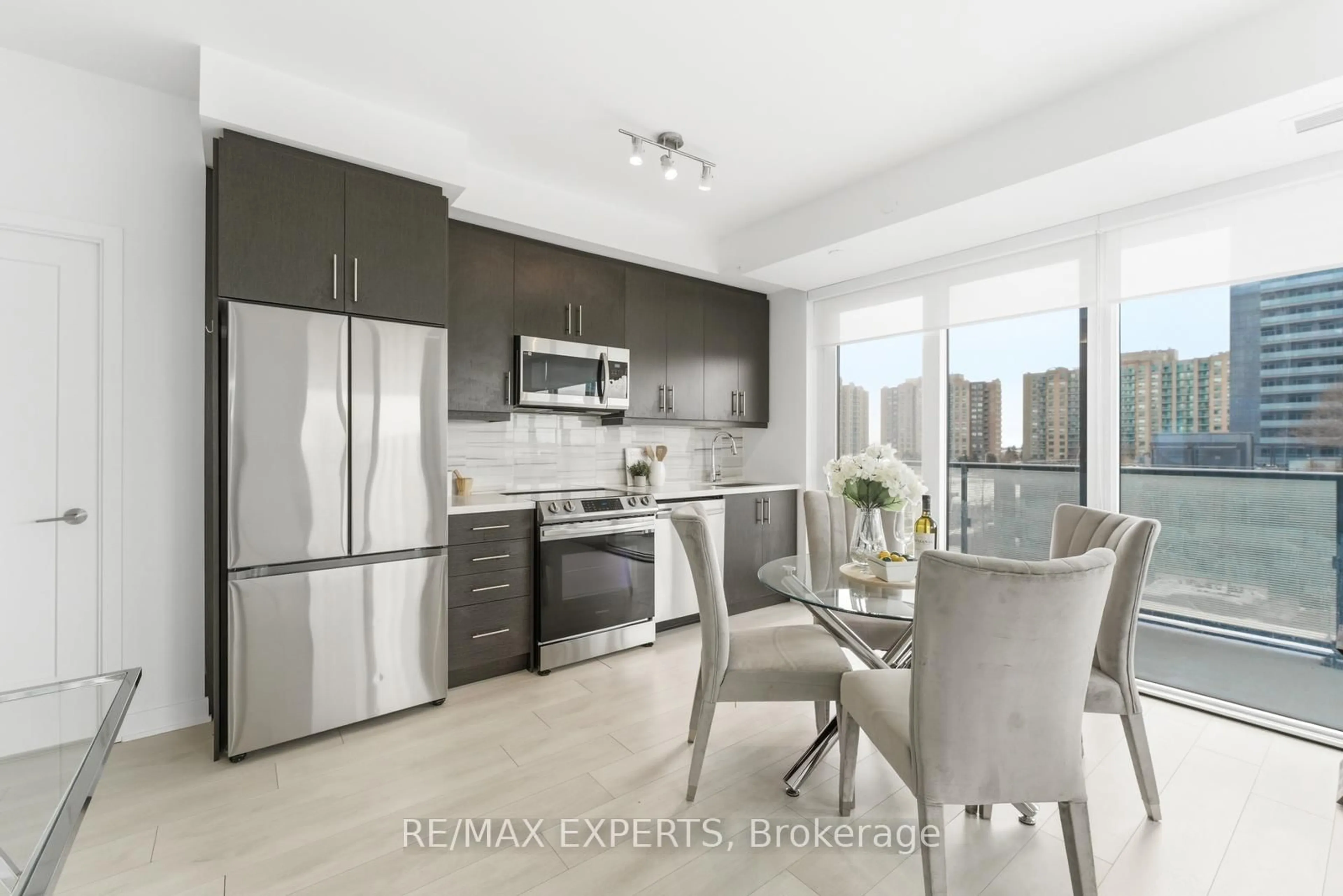 Open concept kitchen, unknown for 105 Oneida Cres #307, Richmond Hill Ontario L4B 0H6