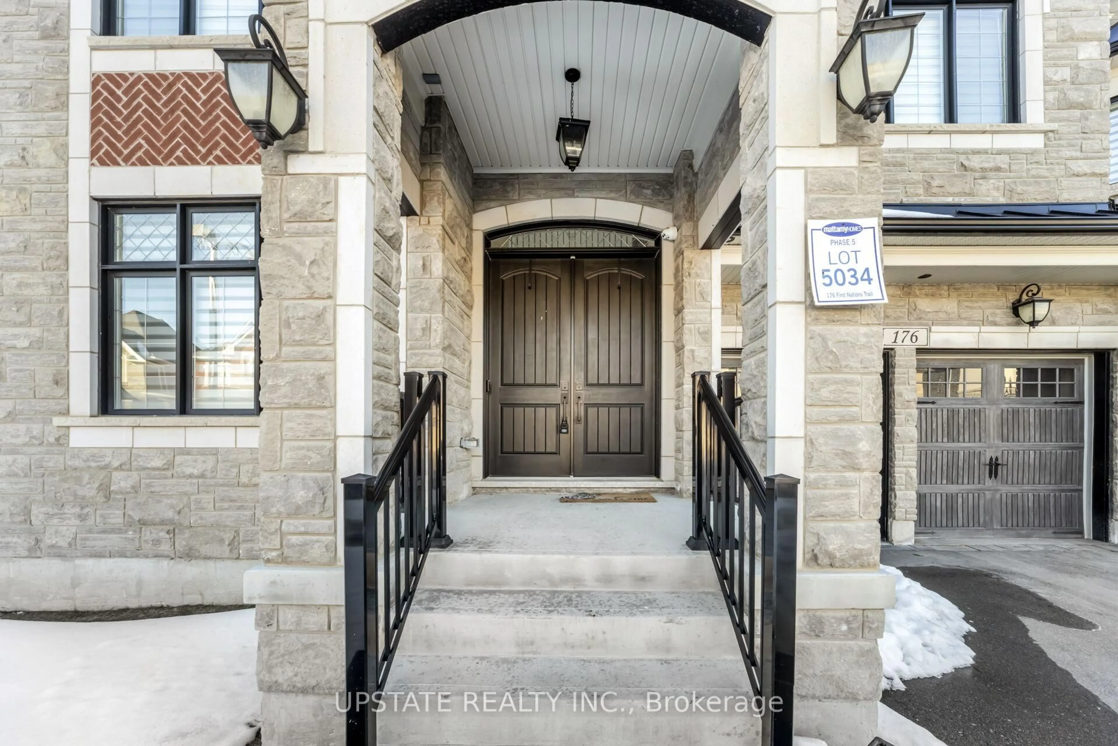 Indoor entryway for 176 First Nations Tr, Vaughan Ontario L4H 4W6