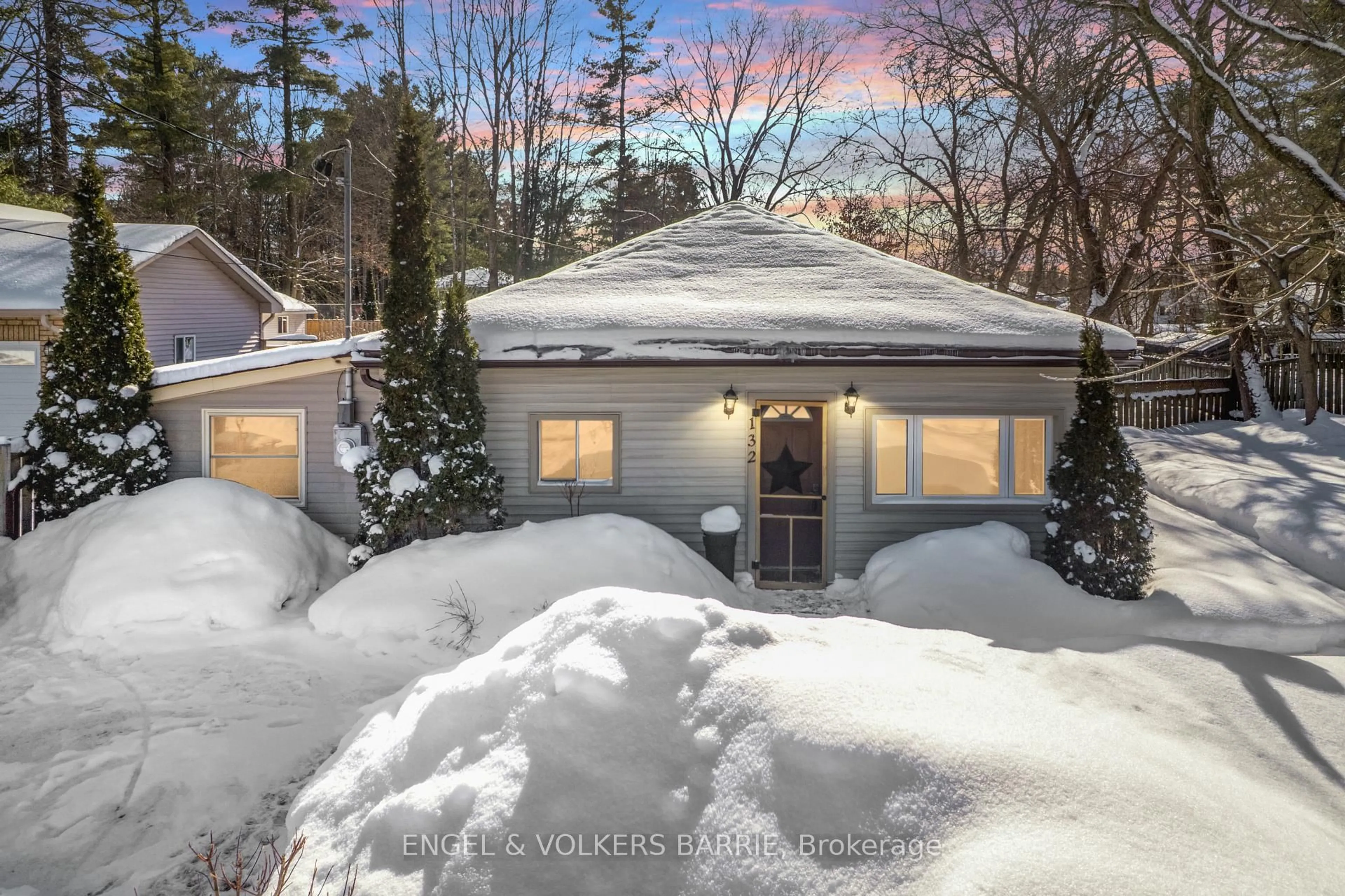 A pic from outside/outdoor area/front of a property/back of a property/a pic from drone, street for 132 Sydenham St, Essa Ontario L0M 1B0