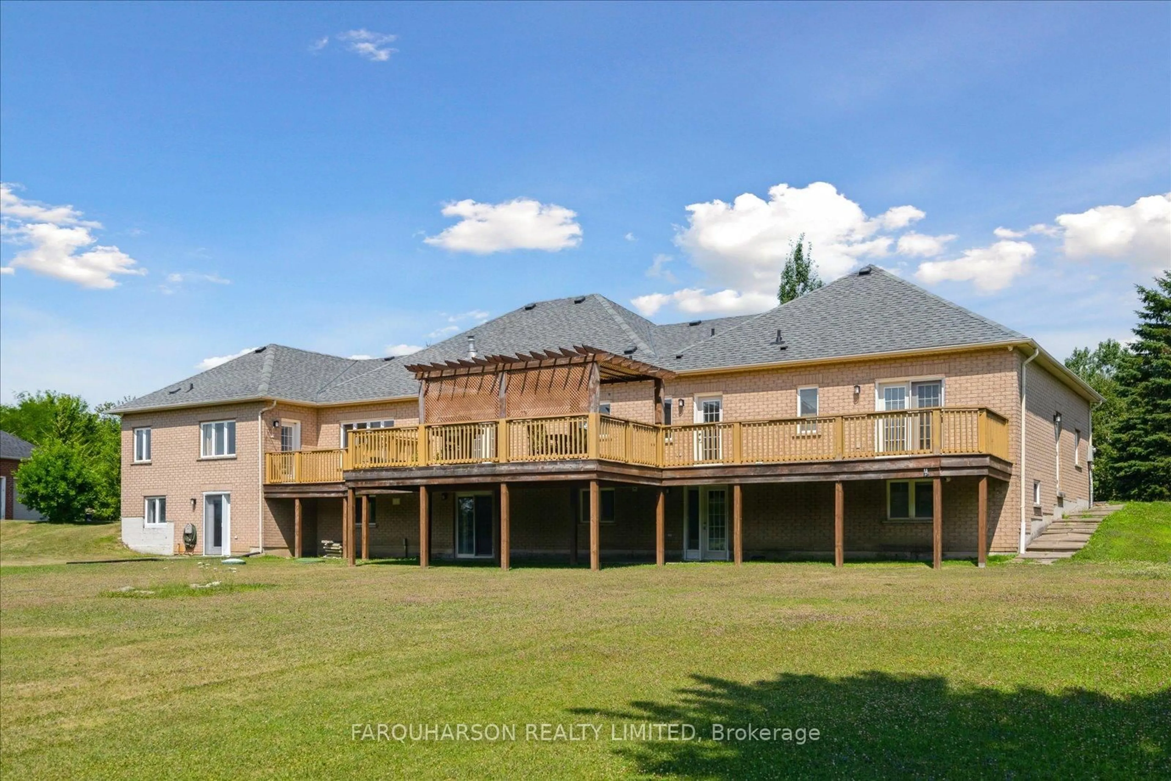 A pic from outside/outdoor area/front of a property/back of a property/a pic from drone, building for 39 Deer Ridge Rd, Uxbridge Ontario L0C 1A0