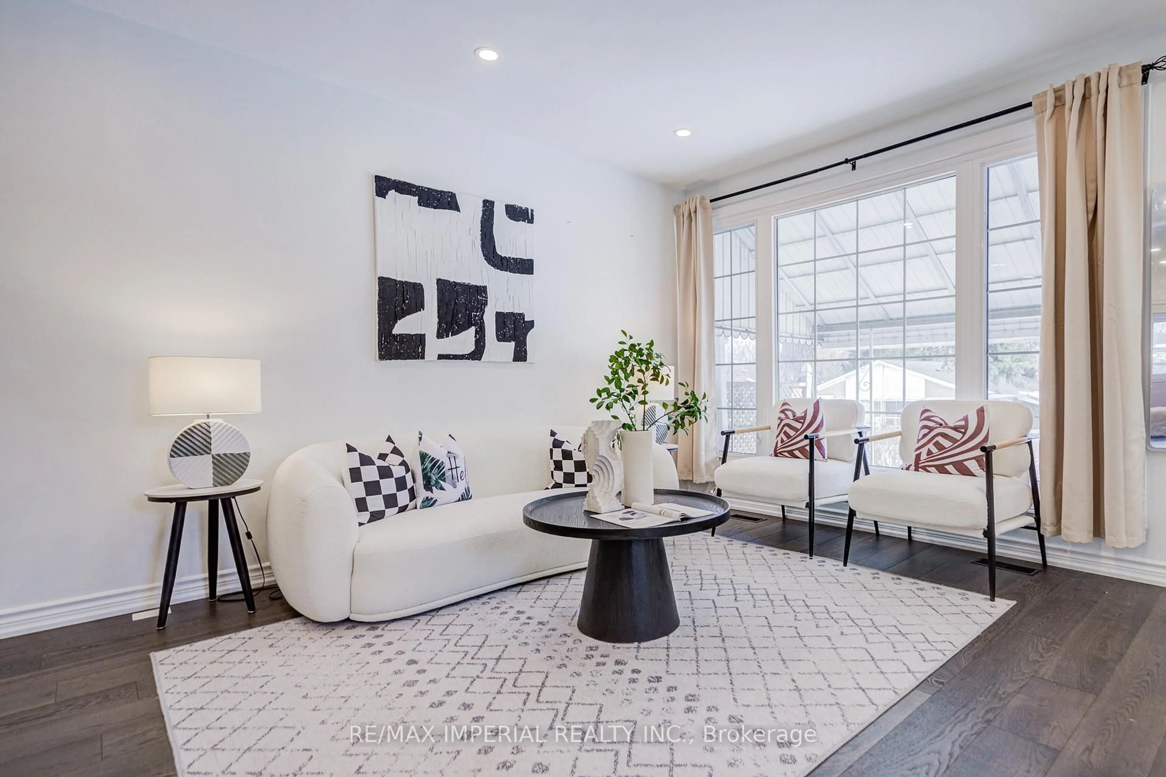 Living room with furniture, unknown for 254 Browndale Cres, Richmond Hill Ontario L4C 3J1