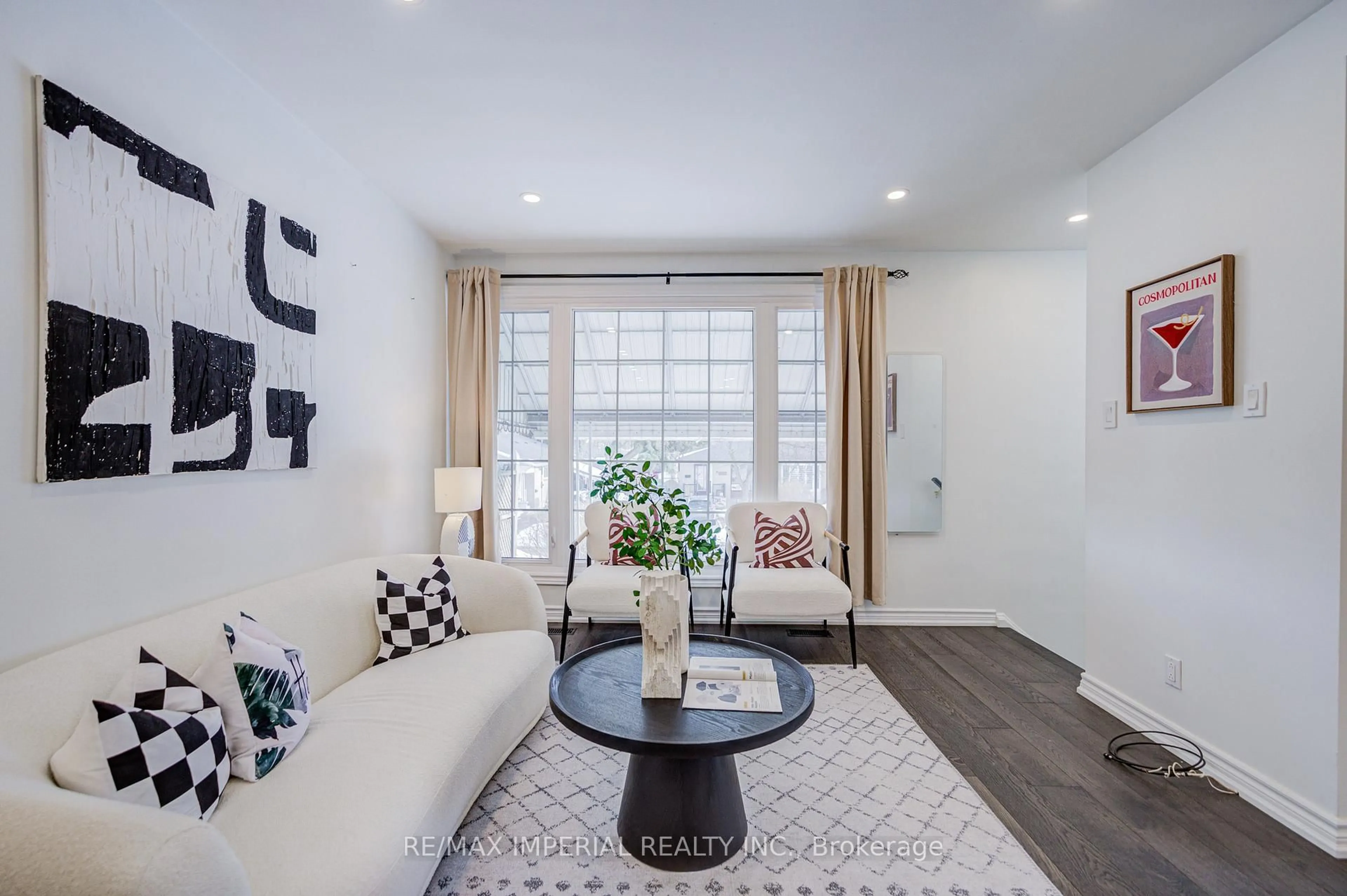 Living room with furniture, unknown for 254 Browndale Cres, Richmond Hill Ontario L4C 3J1