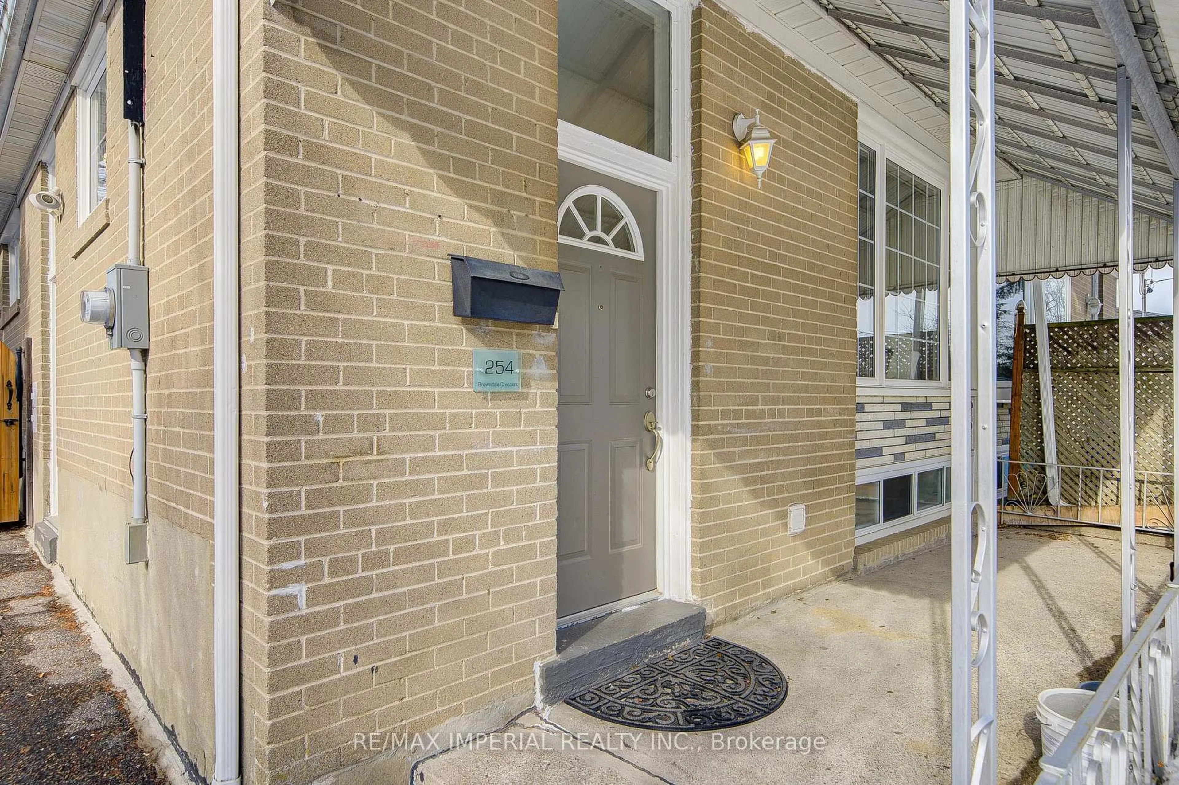 Indoor entryway for 254 Browndale Cres, Richmond Hill Ontario L4C 3J1