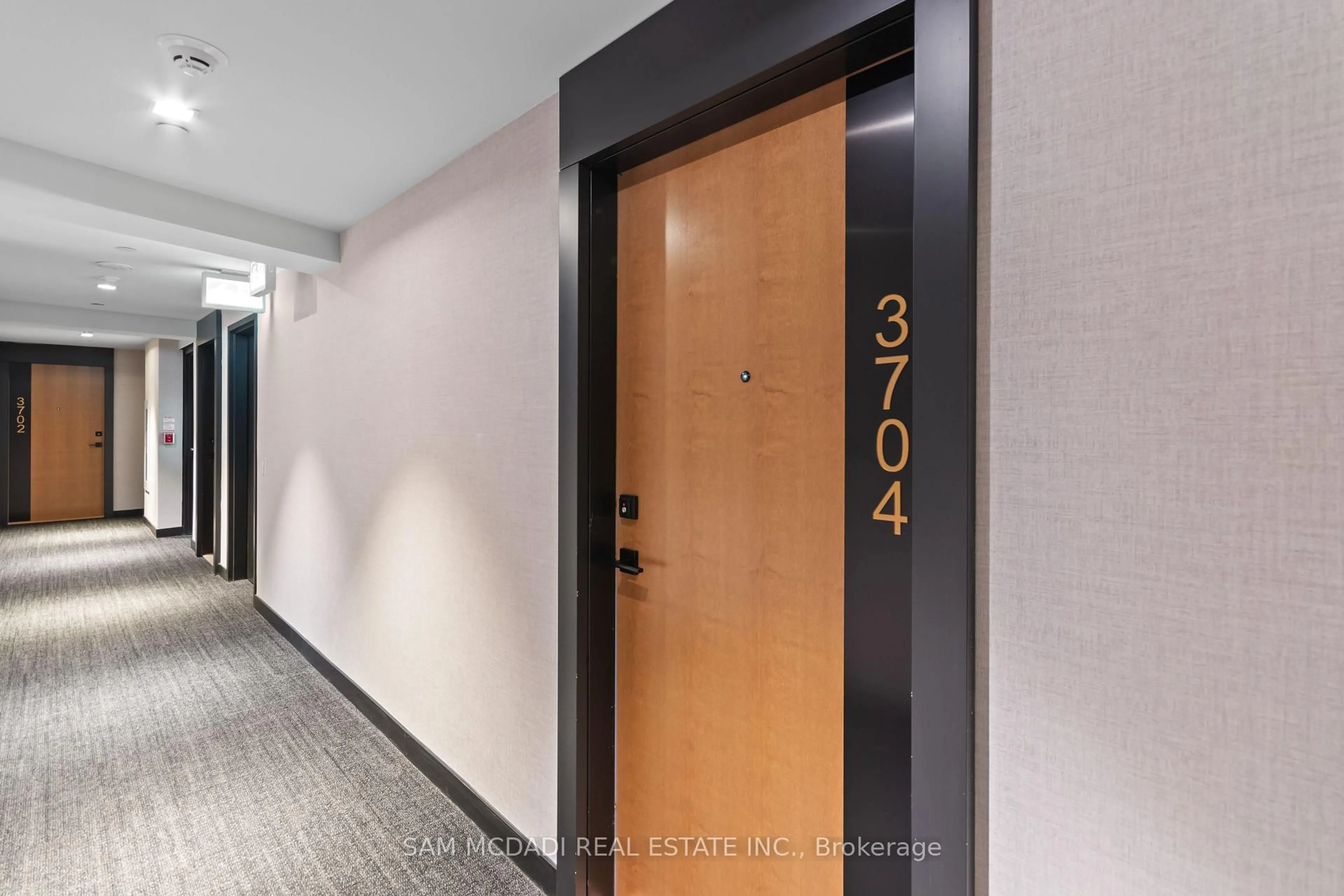 Indoor foyer for 2920 Highway 7 #3704, Vaughan Ontario L4K 0P4