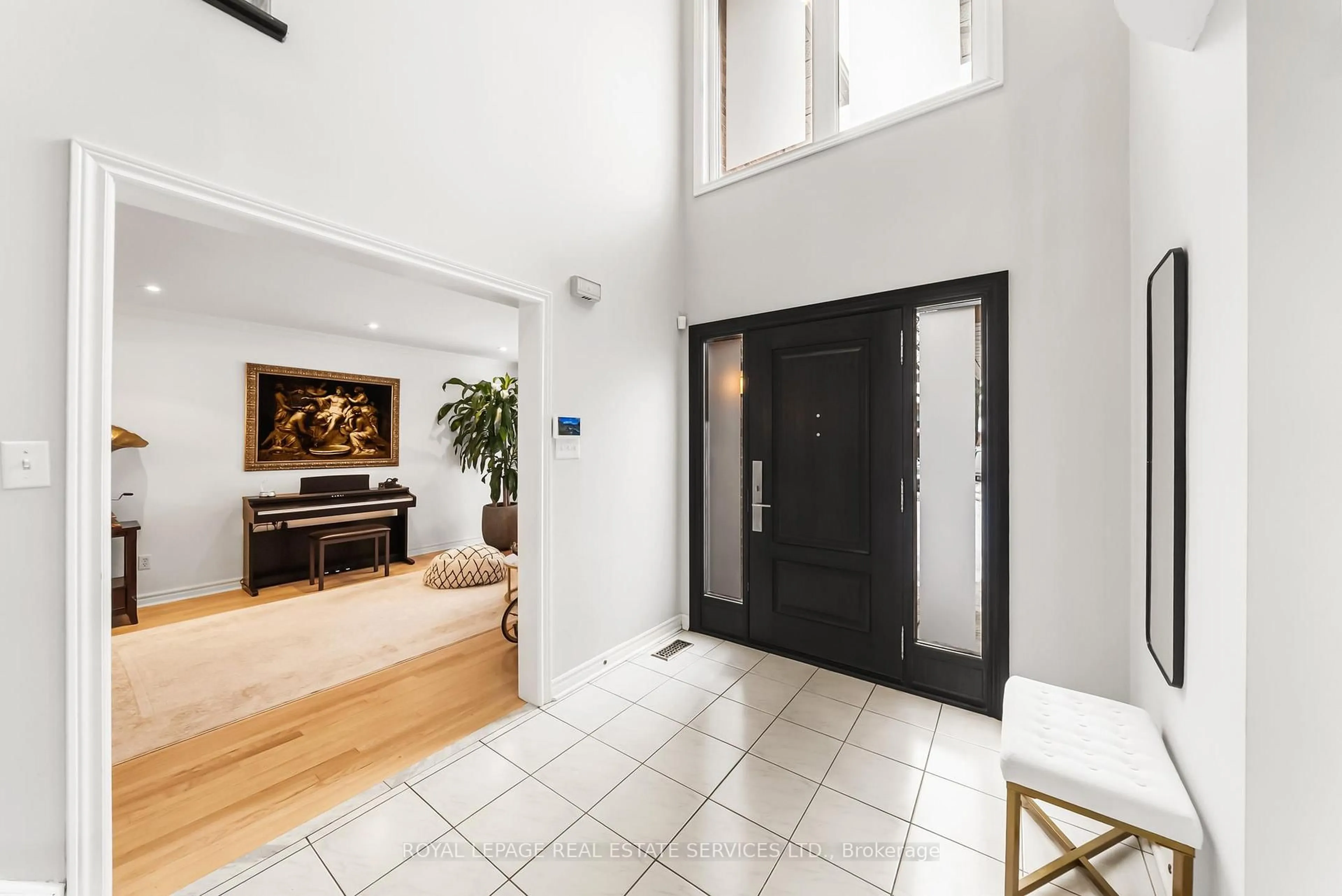 Indoor entryway for 27 Savoy Cres, Vaughan Ontario L4J 7W3