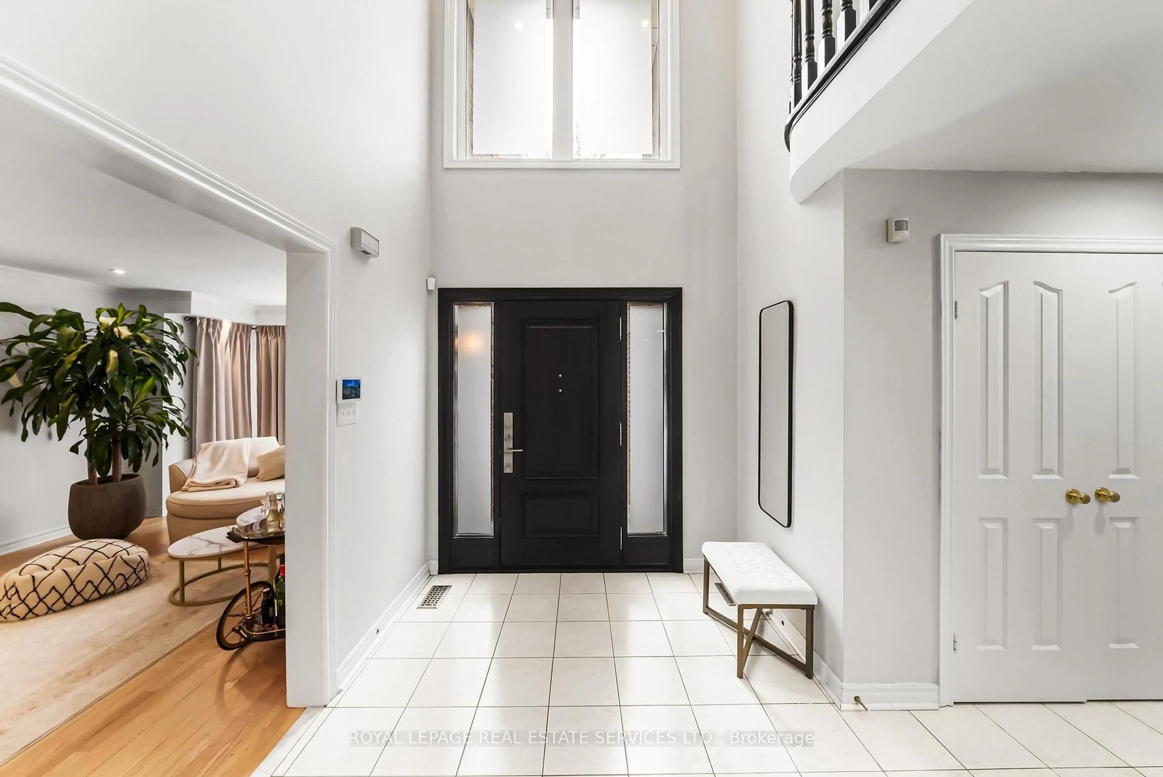 Indoor entryway for 27 Savoy Cres, Vaughan Ontario L4J 7W3