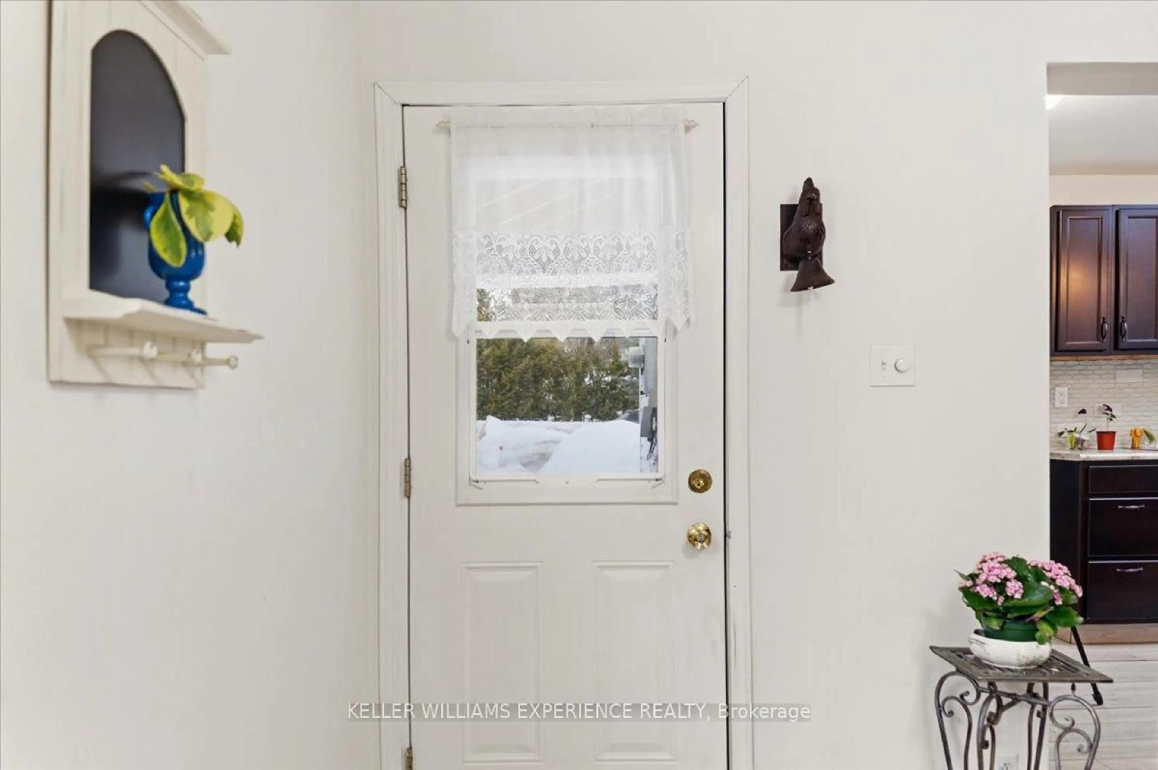 Indoor entryway for 755 Happy Vale Dr, Innisfil Ontario L9S 2E5