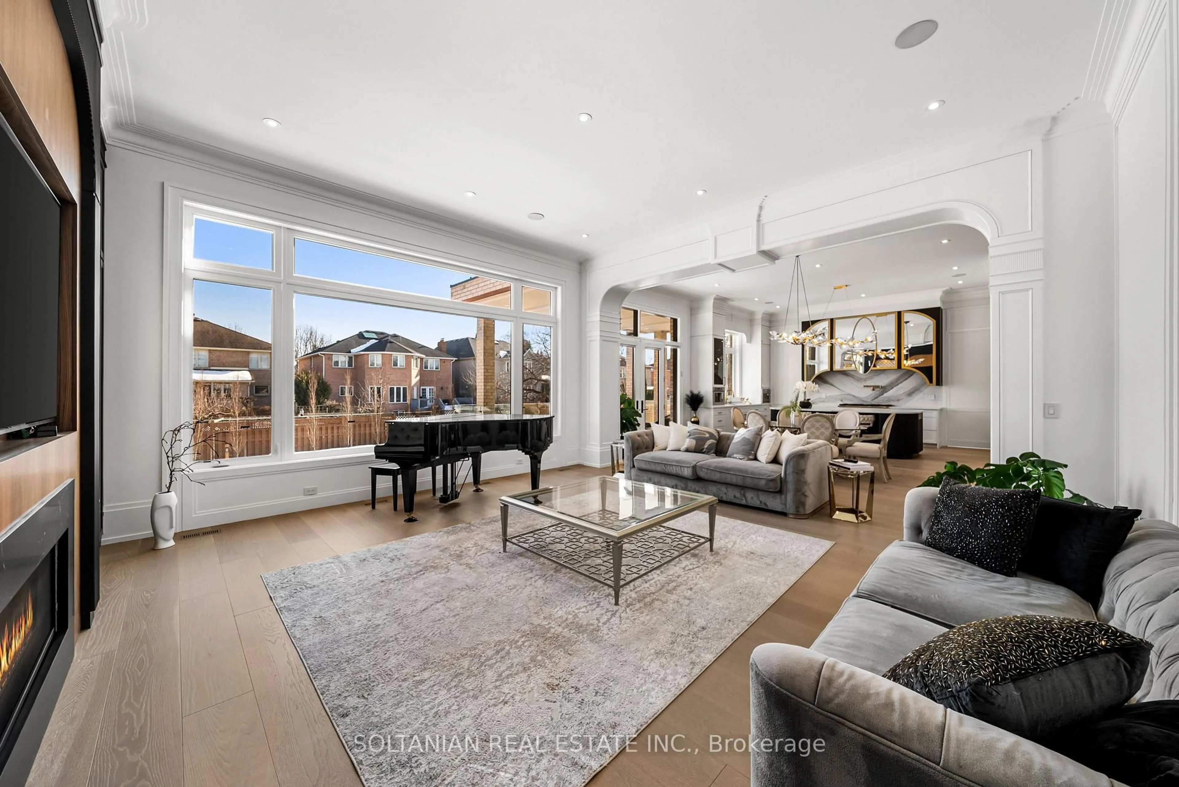 Living room with furniture, unknown for 95 May Ave, Richmond Hill Ontario L4C 3S7