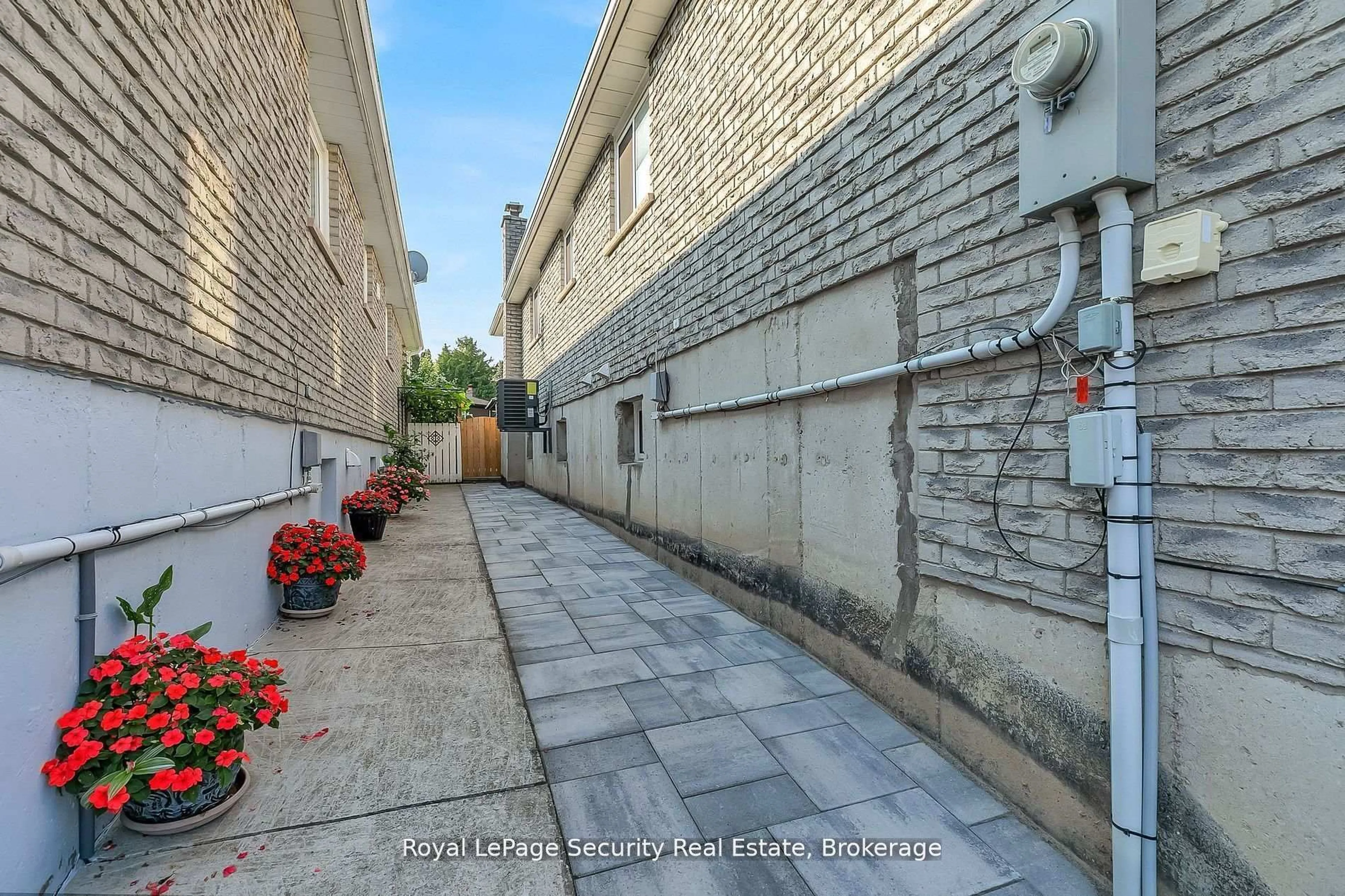 Patio, street for 479 Britannia Ave, Bradford West Gwillimbury Ontario L3Z 2C9