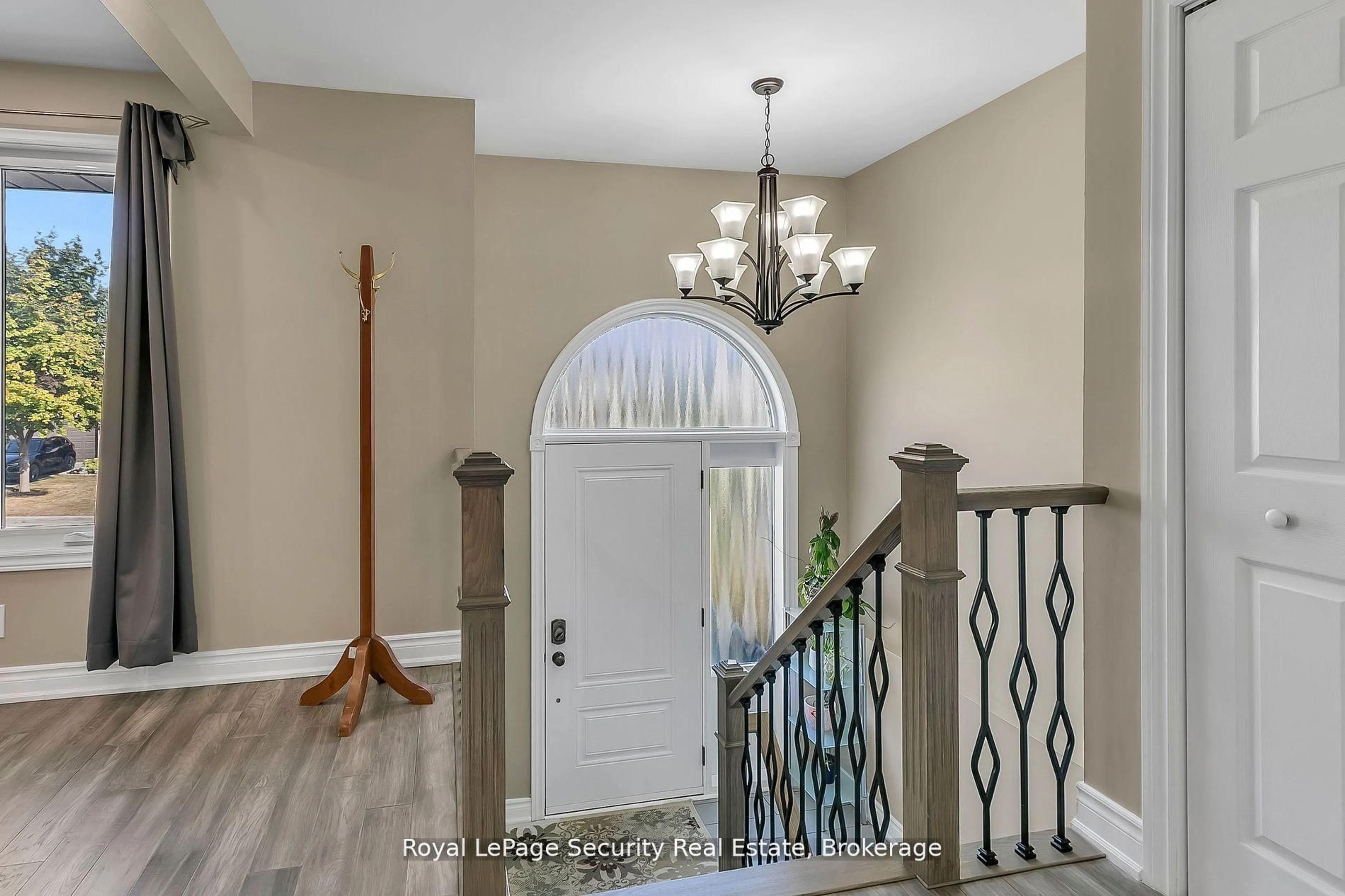 Indoor entryway for 479 Britannia Ave, Bradford West Gwillimbury Ontario L3Z 2C9