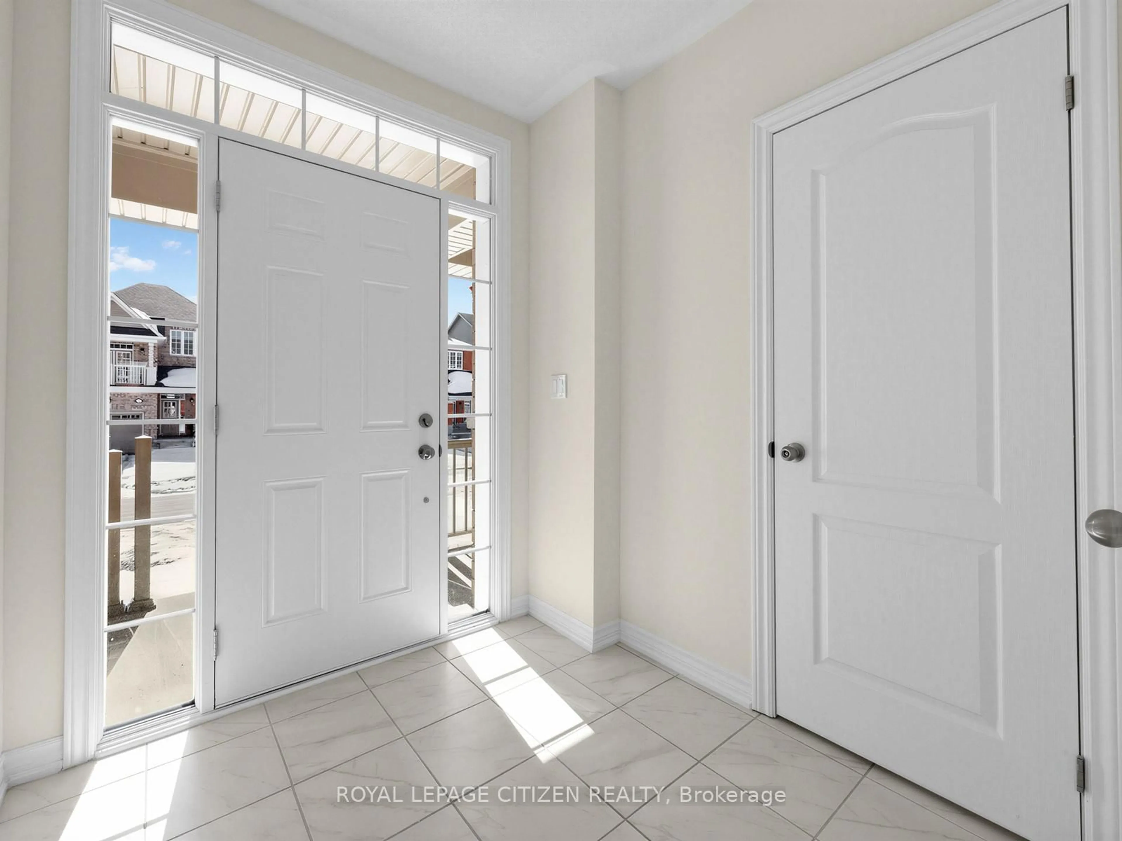 Indoor entryway for 10 Wayne Allison Dr, Georgina Ontario L0E 1R0
