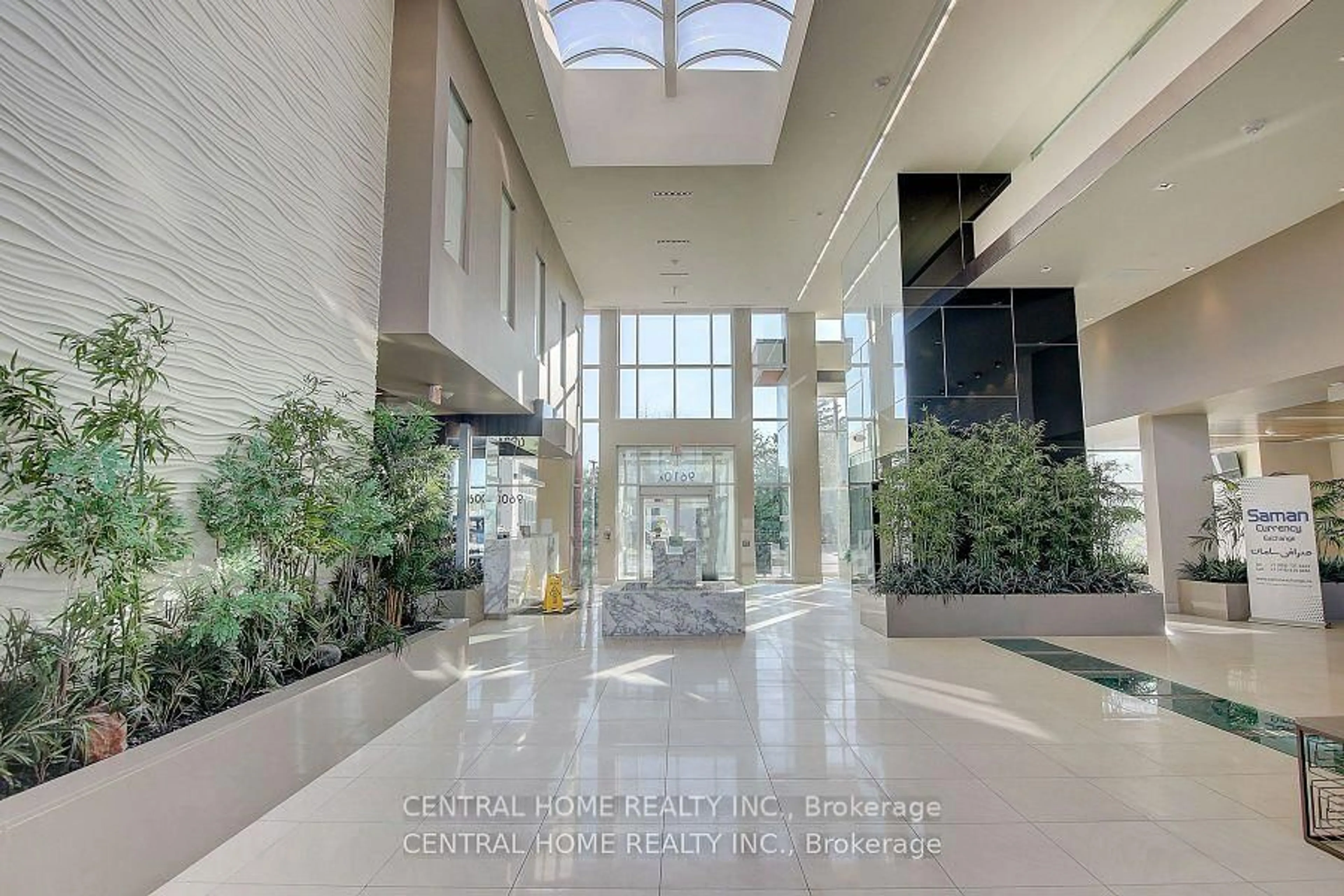 Indoor foyer for 9608 Yonge St #911A, Richmond Hill Ontario L4C 1V6