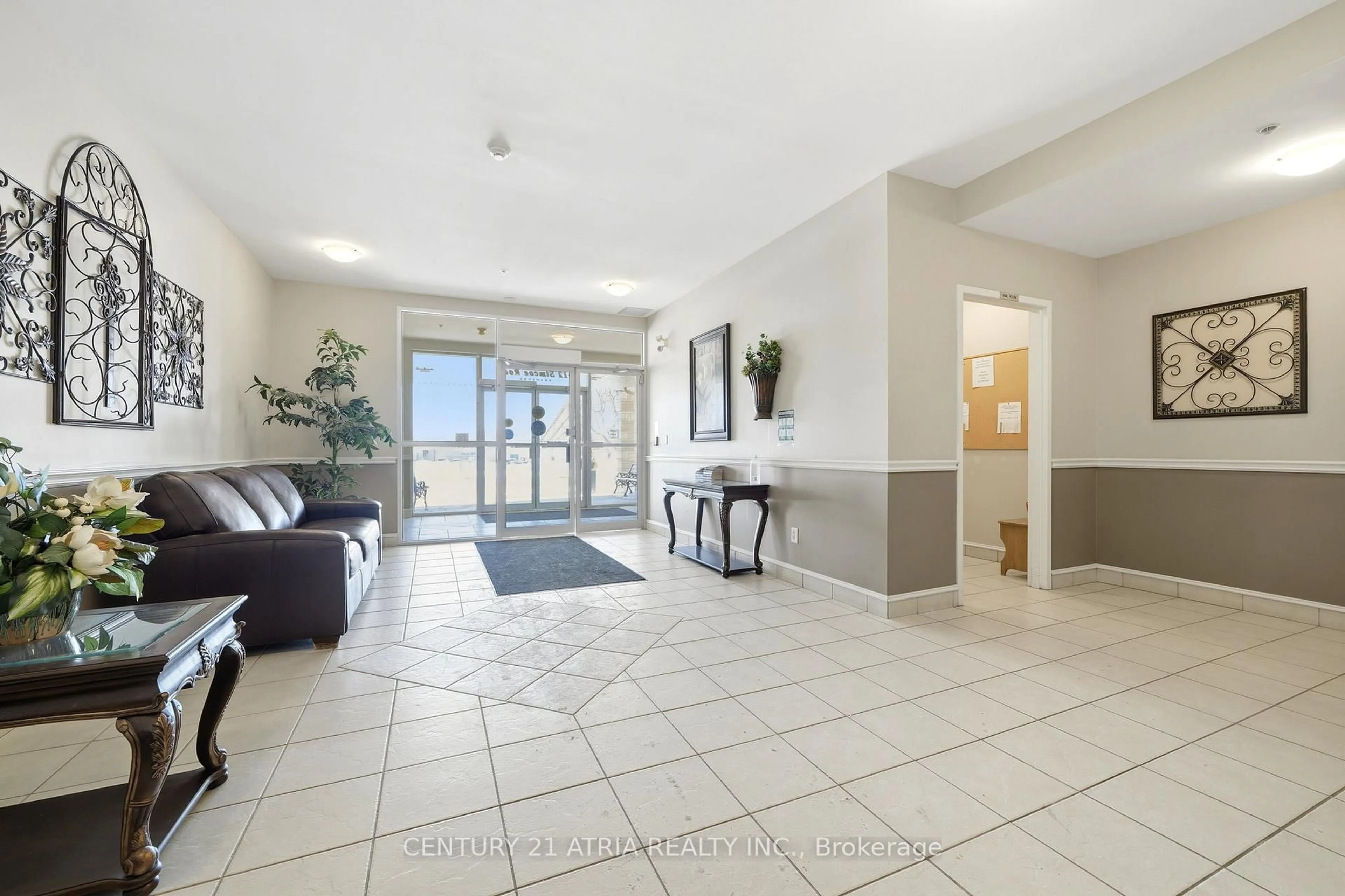 Indoor foyer for 112 Simcoe Rd #213, Bradford West Gwillimbury Ontario L3Y 1Y2