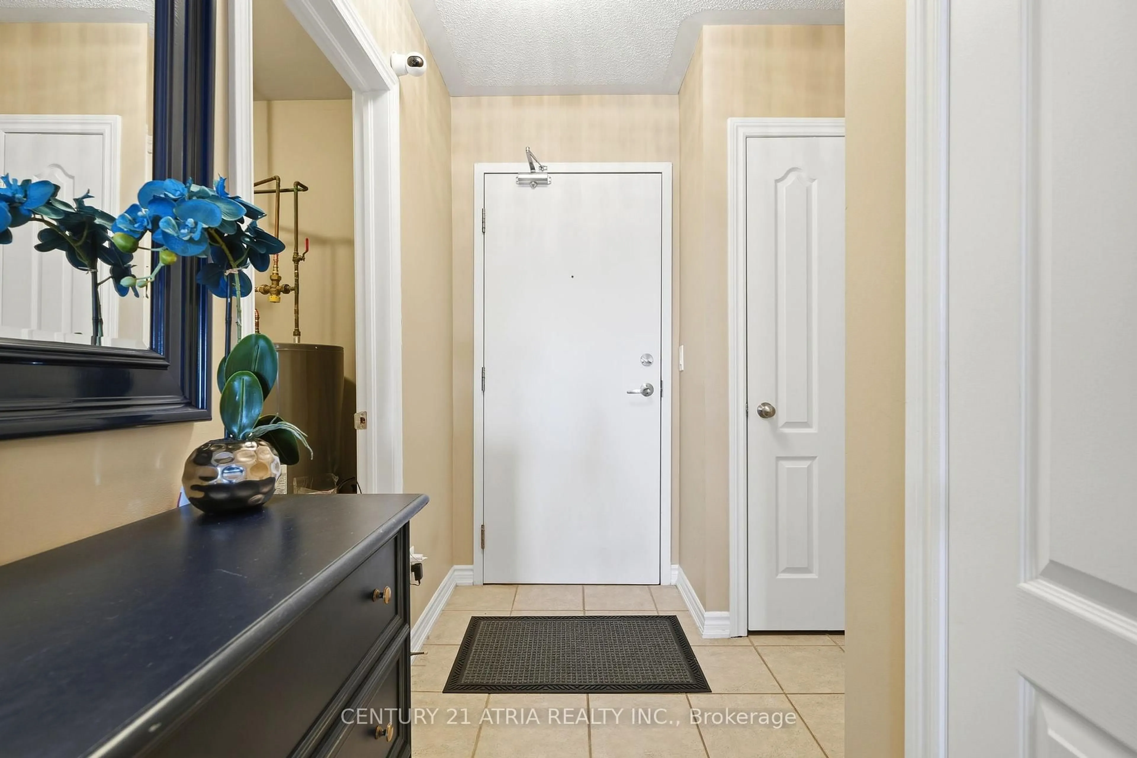 Indoor entryway for 112 Simcoe Rd #213, Bradford West Gwillimbury Ontario L3Y 1Y2