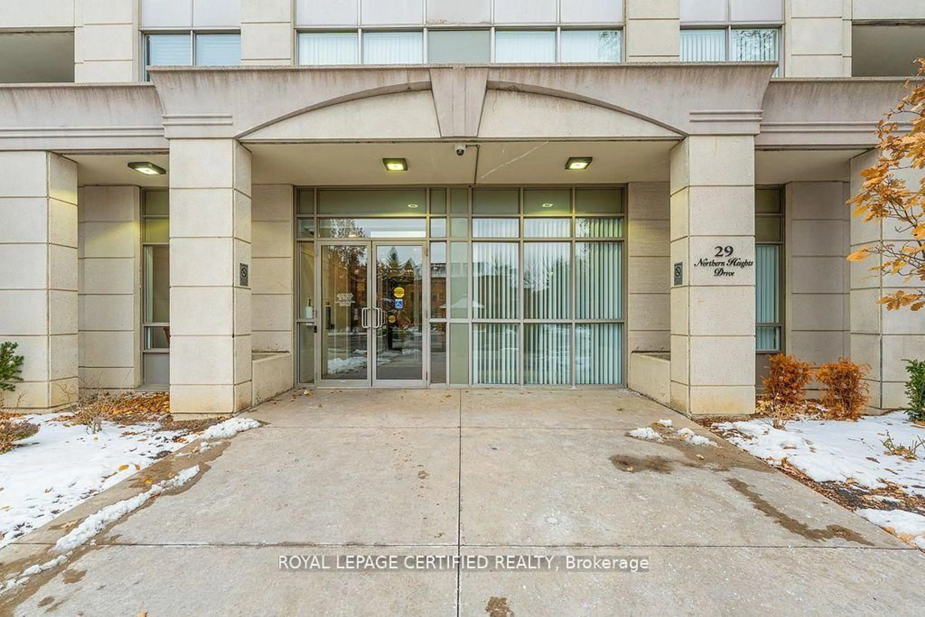 Indoor foyer for 29 Northern Hts #606, Richmond Hill Ontario L4B 4L8