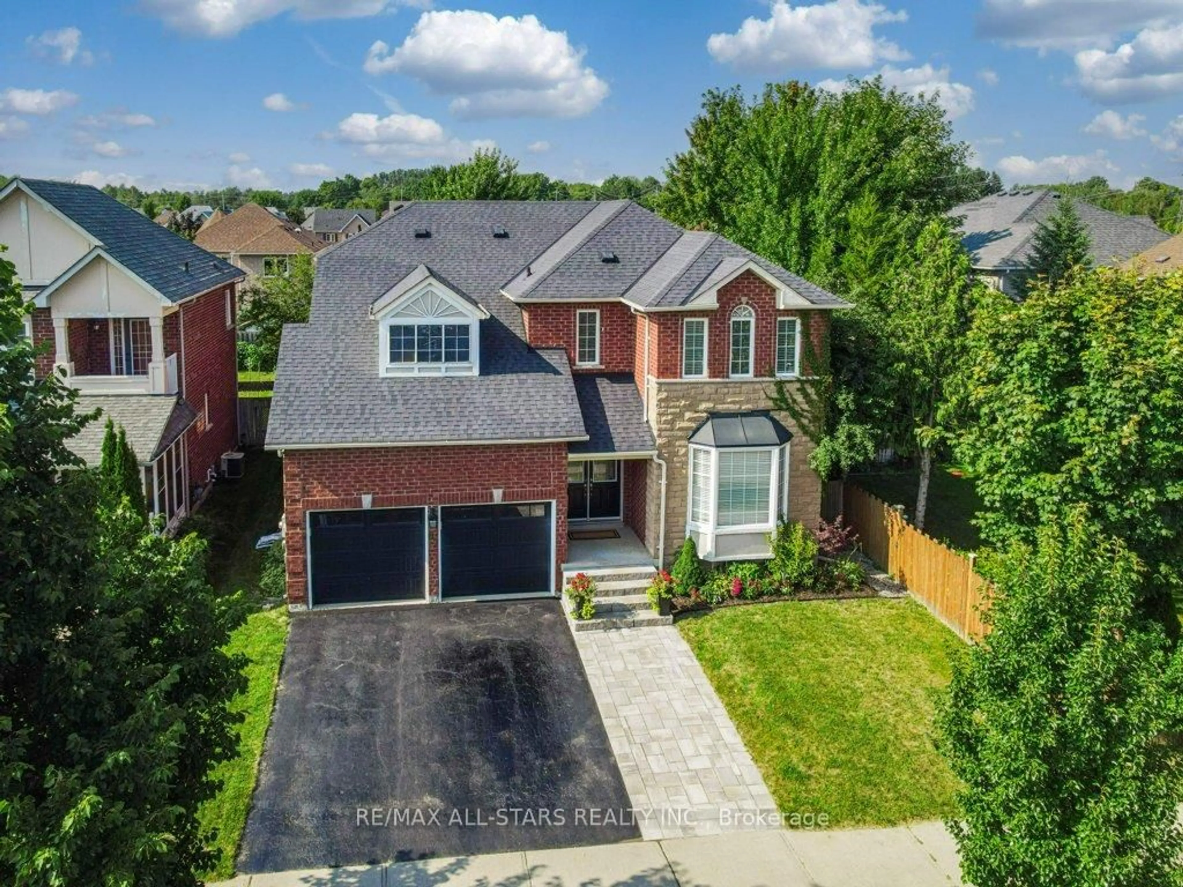 A pic from outside/outdoor area/front of a property/back of a property/a pic from drone, street for 67 Rosena Lane, Uxbridge Ontario L9P 1X6