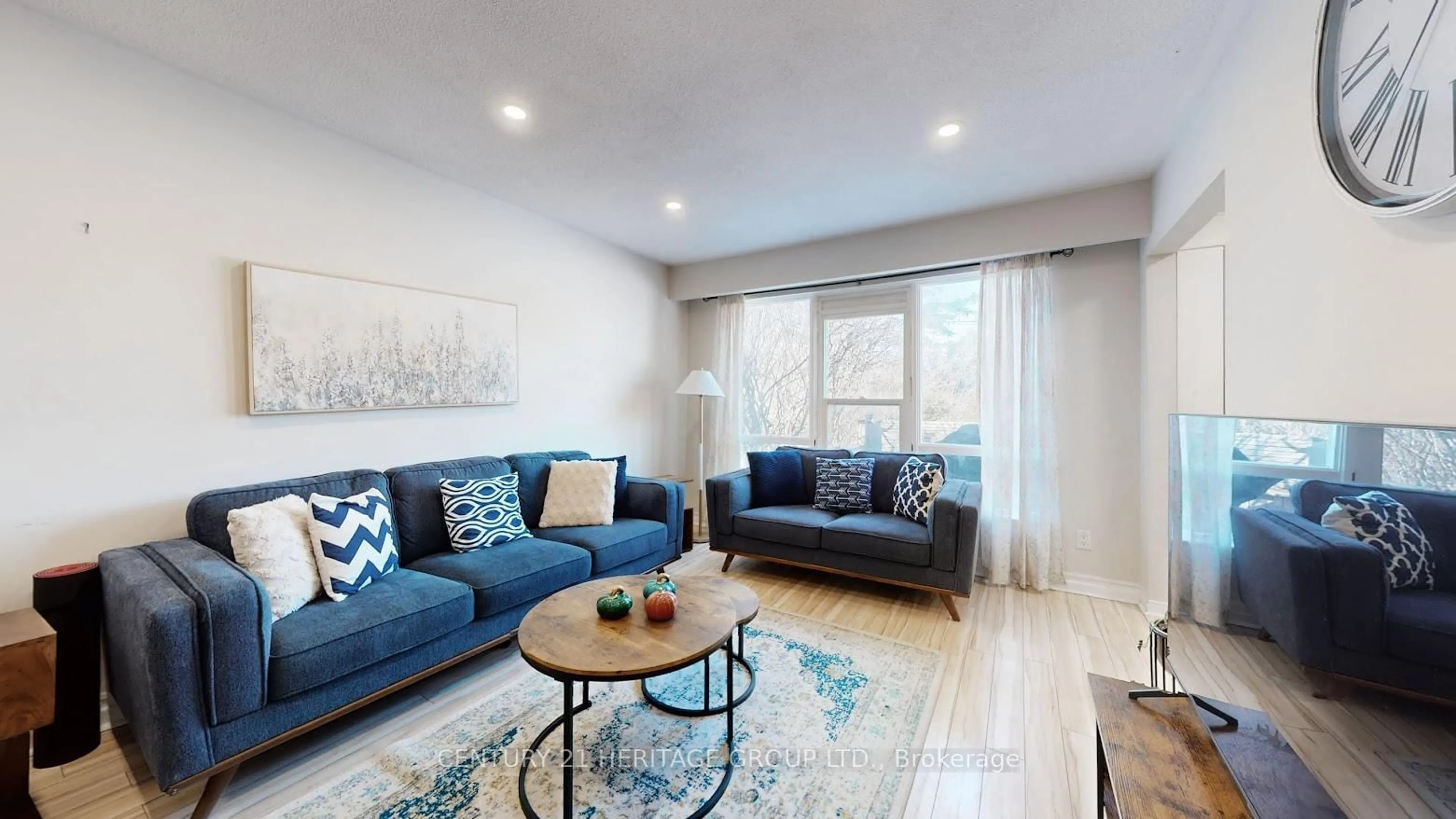 Living room with furniture, unknown for 795 Greenfield Cres, Newmarket Ontario L3Y 3B2