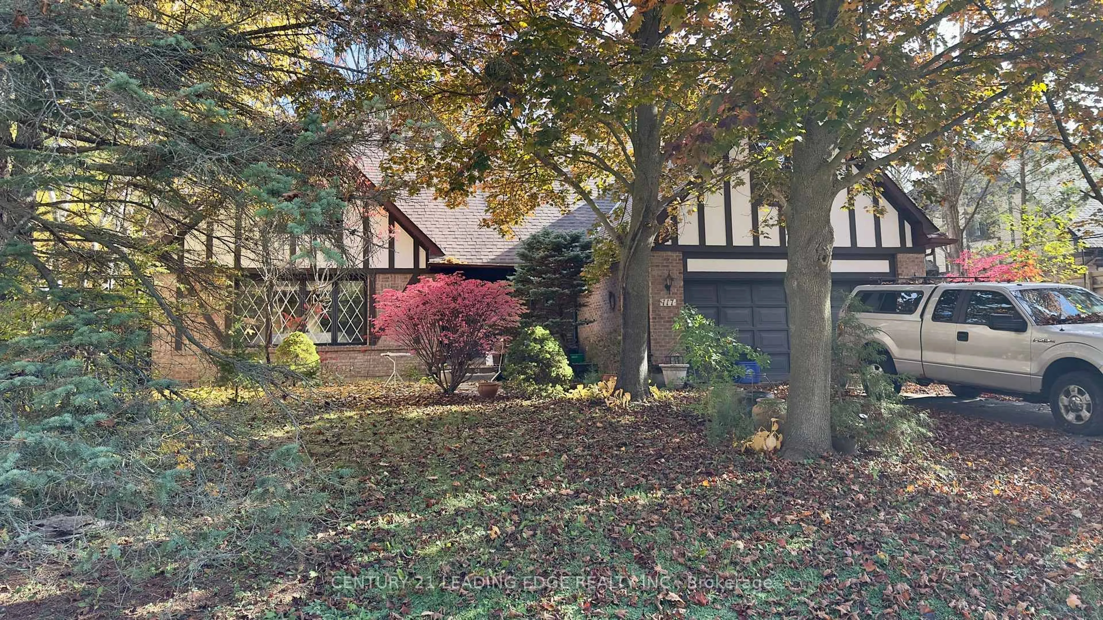 A pic from outside/outdoor area/front of a property/back of a property/a pic from drone, street for 117 WESTWOOD Lane, Richmond Hill Ontario L4C 6X8