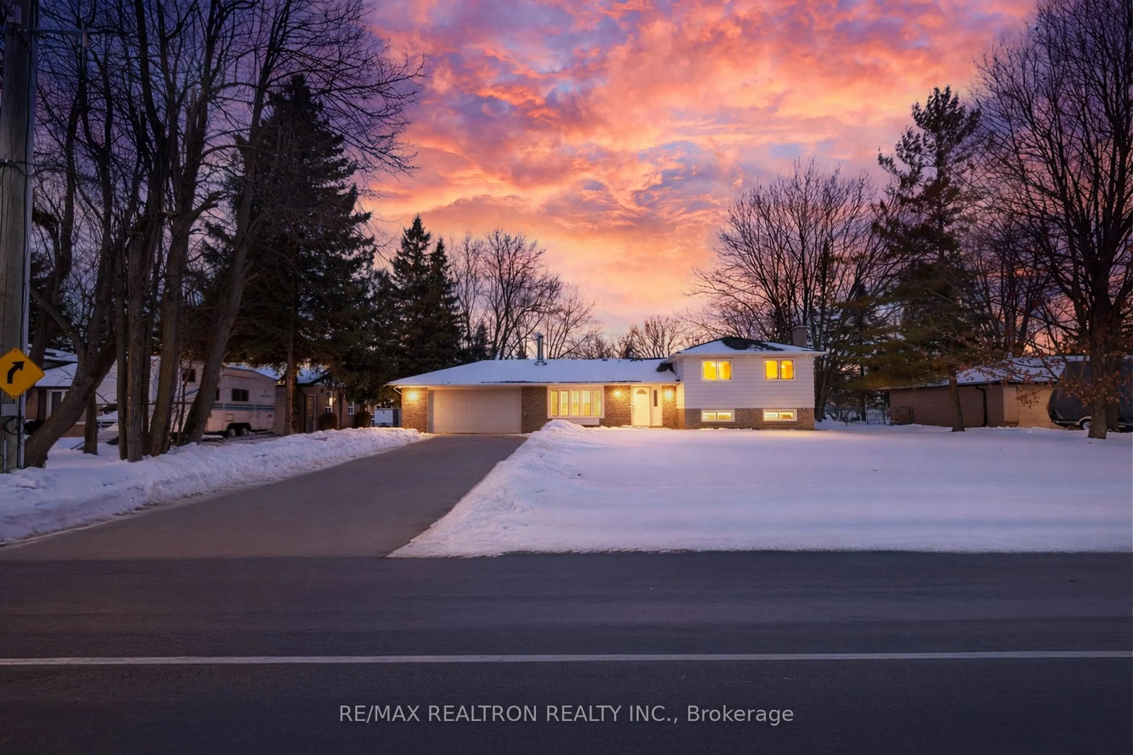 A pic from outside/outdoor area/front of a property/back of a property/a pic from drone, street for 66 Lakeland Cres, Richmond Hill Ontario L4E 2Z9