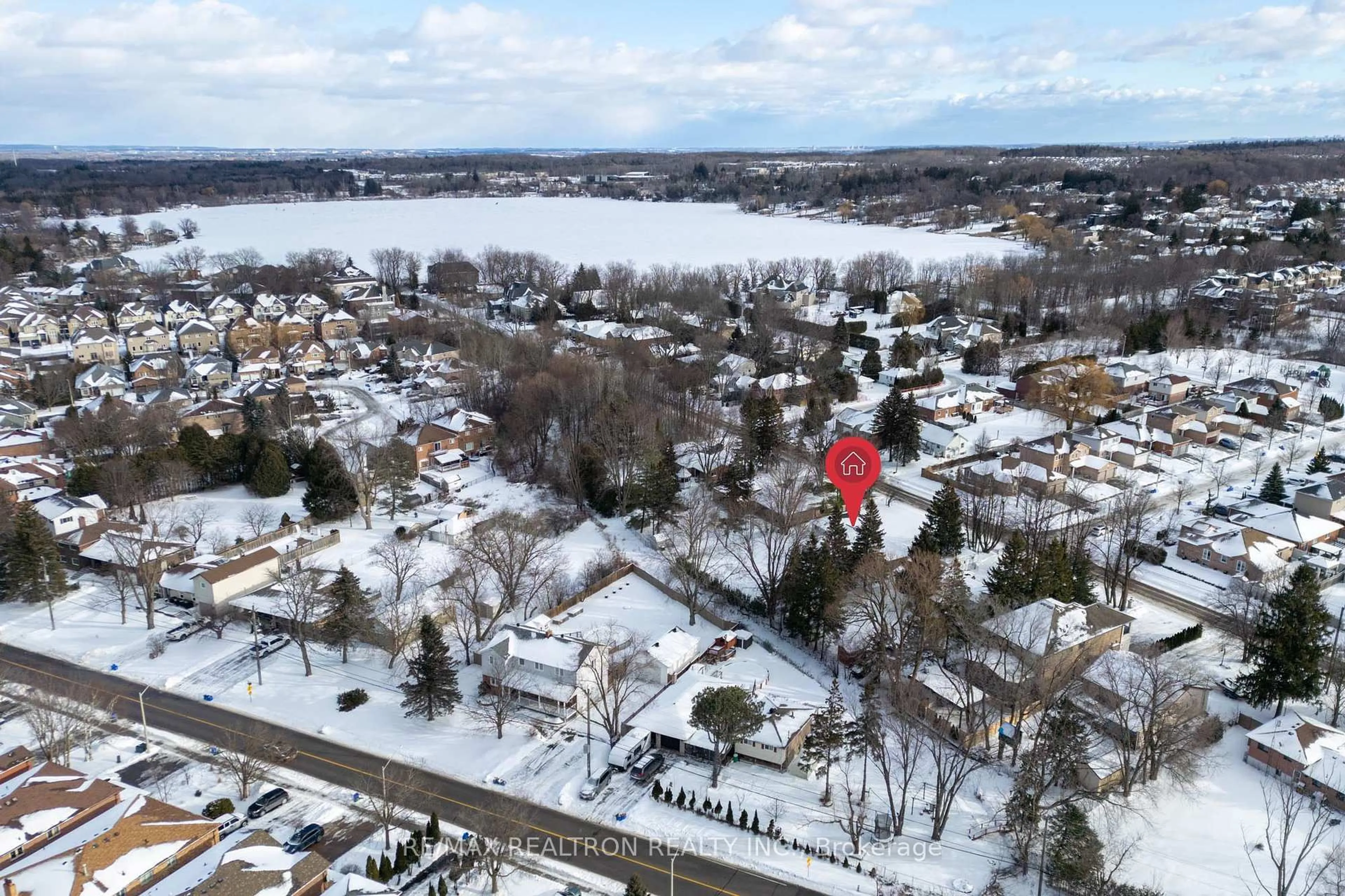 A pic from outside/outdoor area/front of a property/back of a property/a pic from drone, street for 66 Lakeland Cres, Richmond Hill Ontario L4E 2Z9