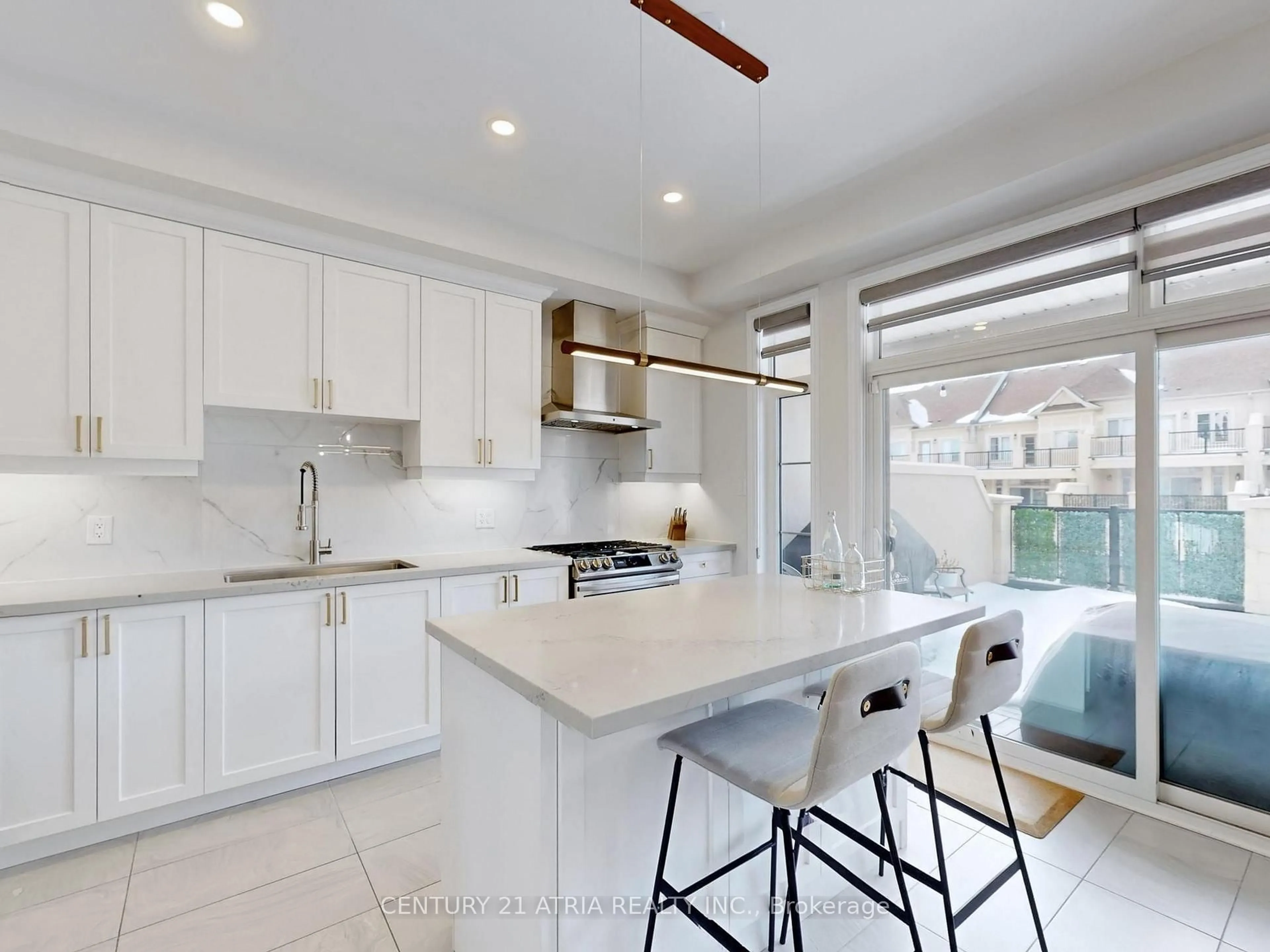 Open concept kitchen, ceramic/tile floor for 46 Campobello St, Vaughan Ontario L6A 5B3