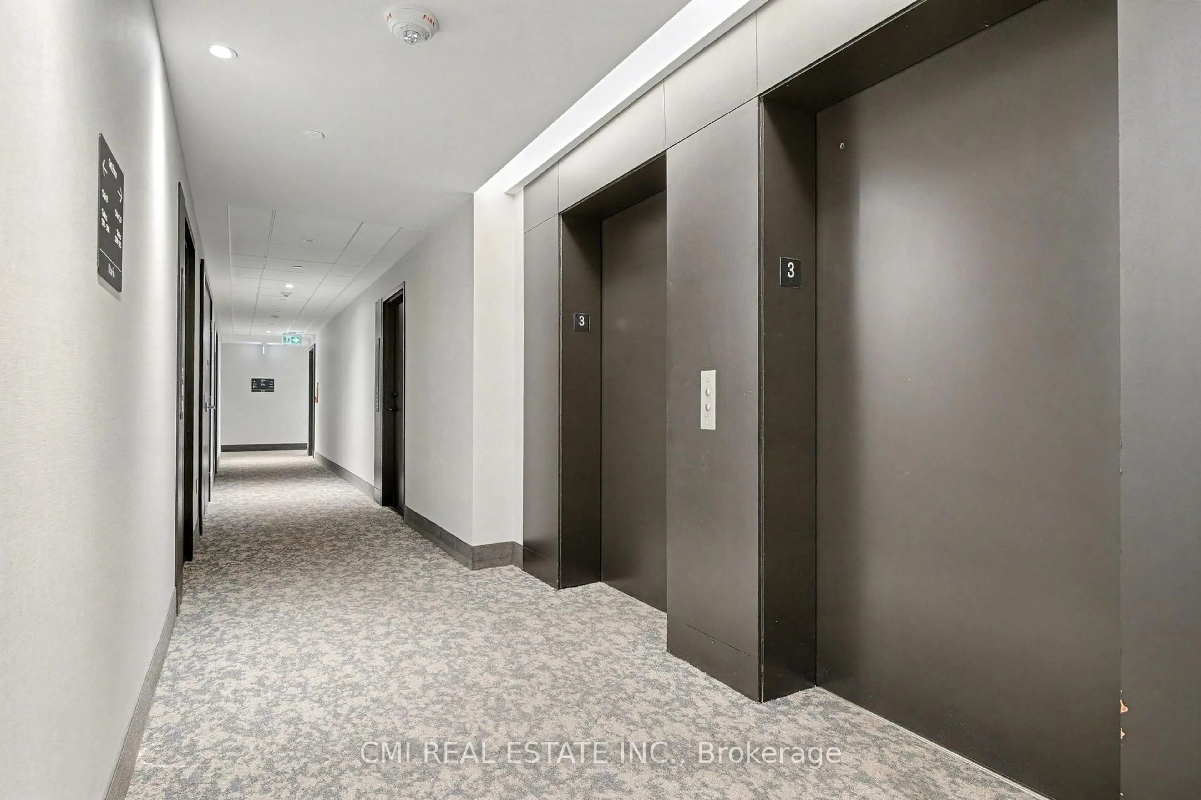 Indoor foyer for 185 Deerfield Rd #311, Newmarket Ontario L3Y 0G7