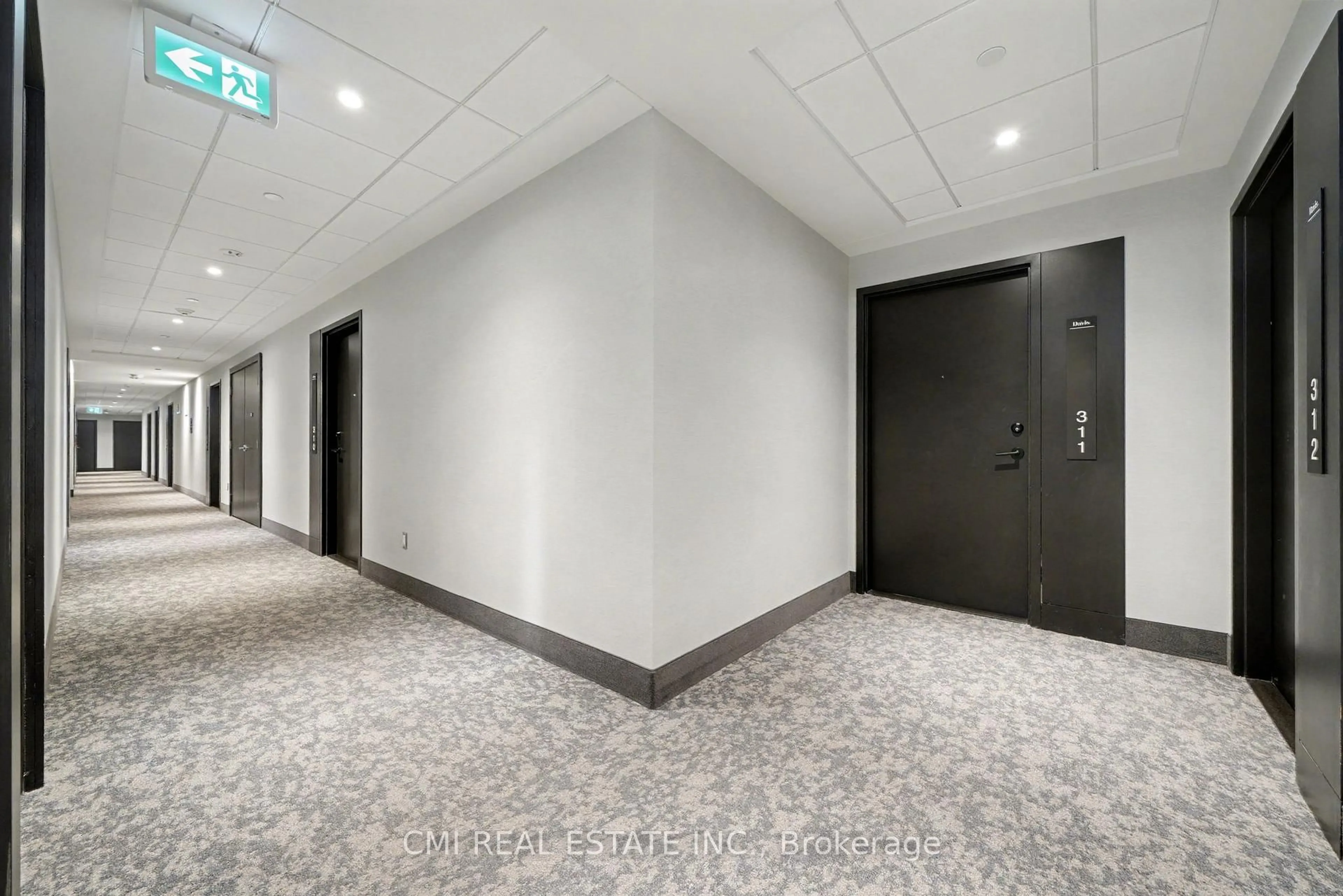 Indoor foyer for 185 Deerfield Rd #311, Newmarket Ontario L3Y 0G7