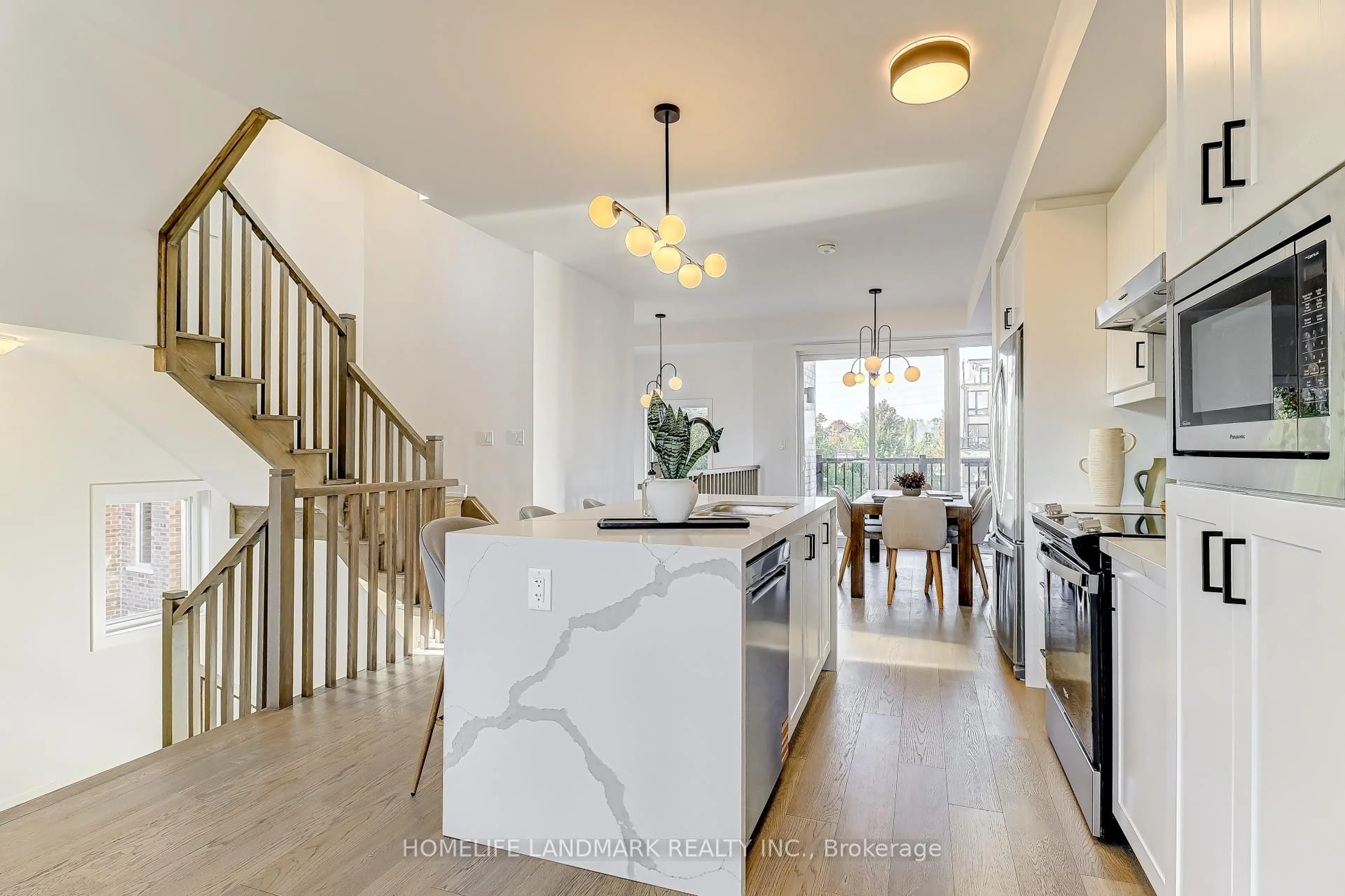 Contemporary kitchen, ceramic/tile floor for 31 Bancroft Lane, Richmond Hill Ontario L4E 1M1