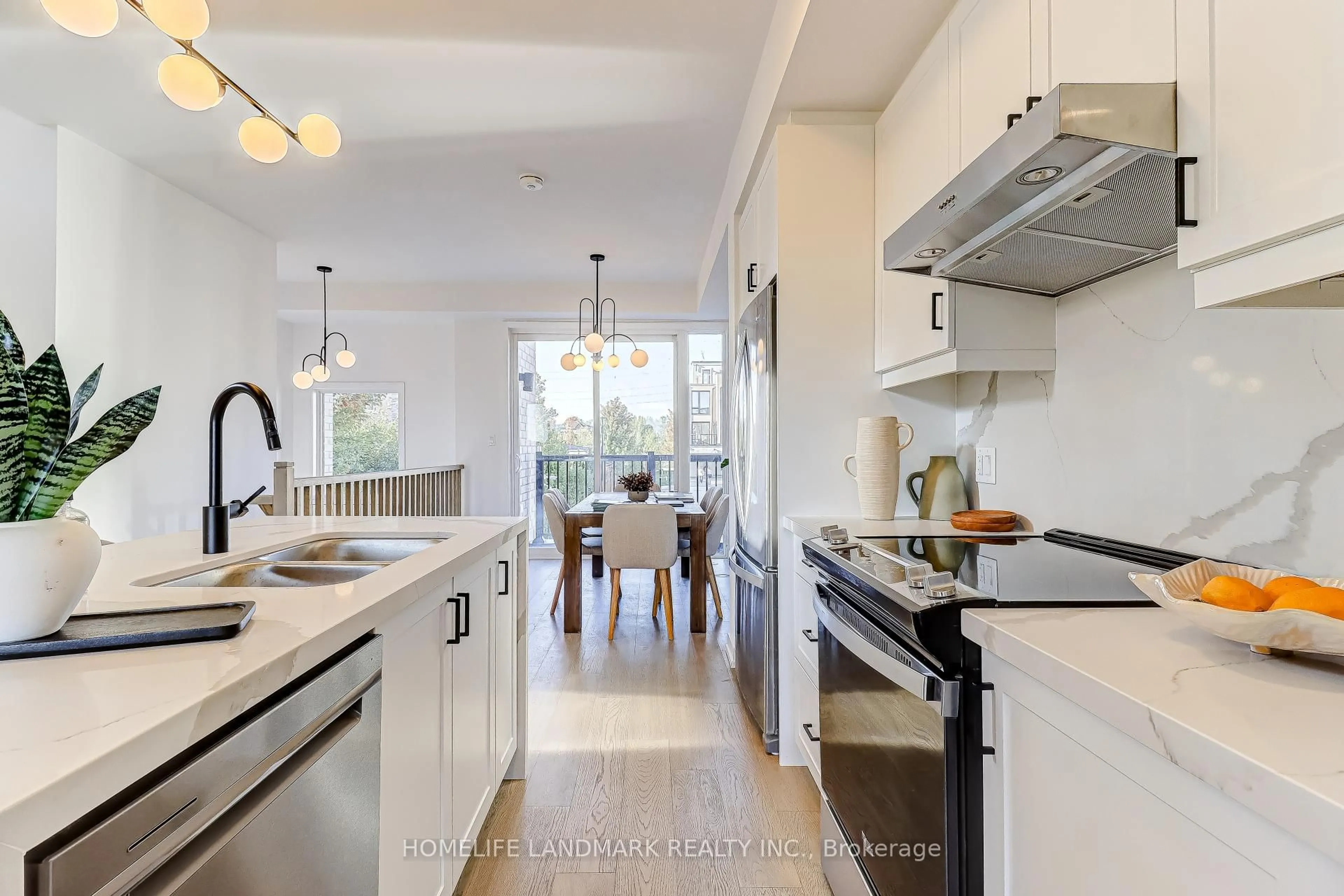 Open concept kitchen, ceramic/tile floor for 31 Bancroft Lane, Richmond Hill Ontario L4E 1M1