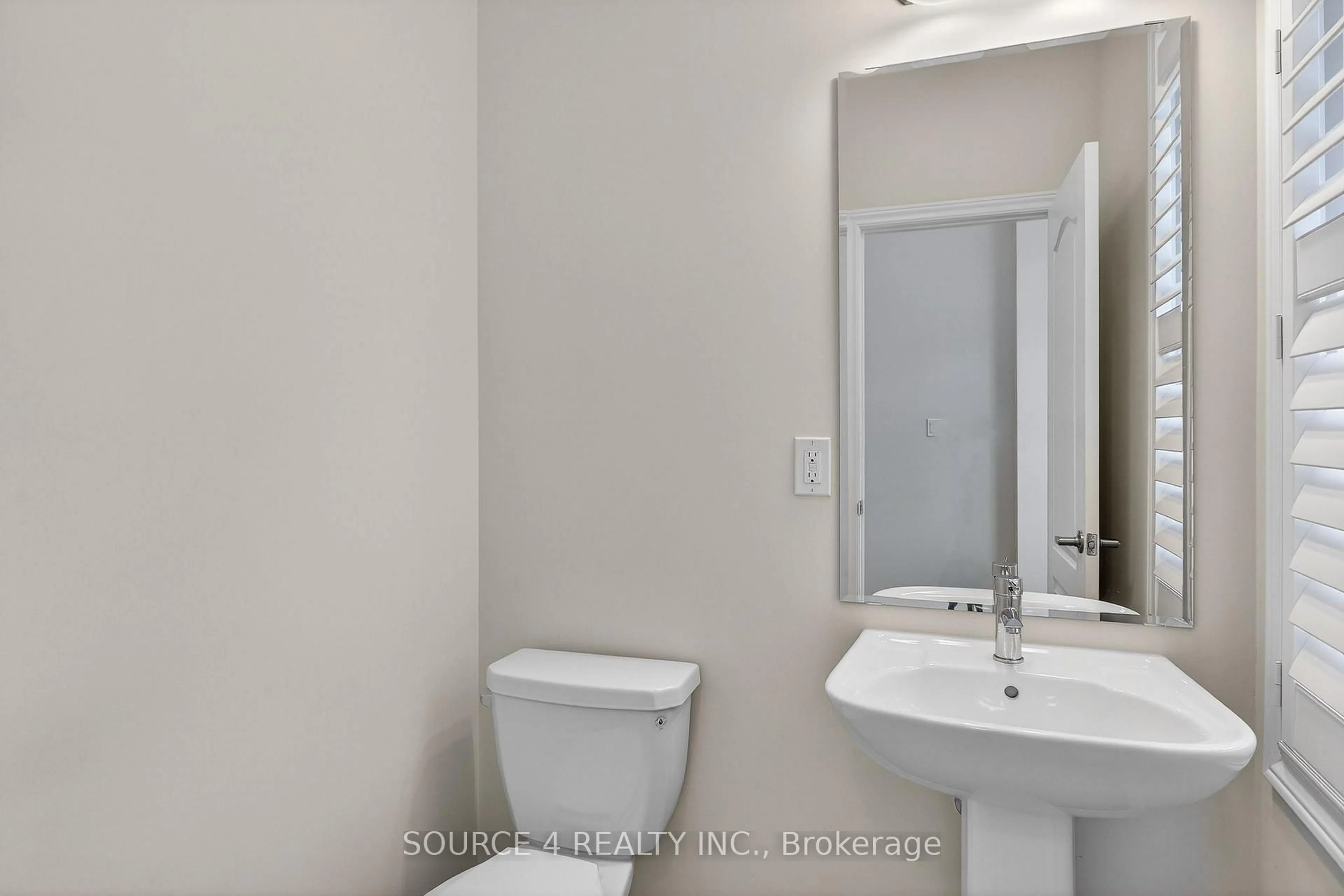 Standard bathroom, unknown for 355 Danny Wheeler Blvd, Georgina Ontario L4P 3C8
