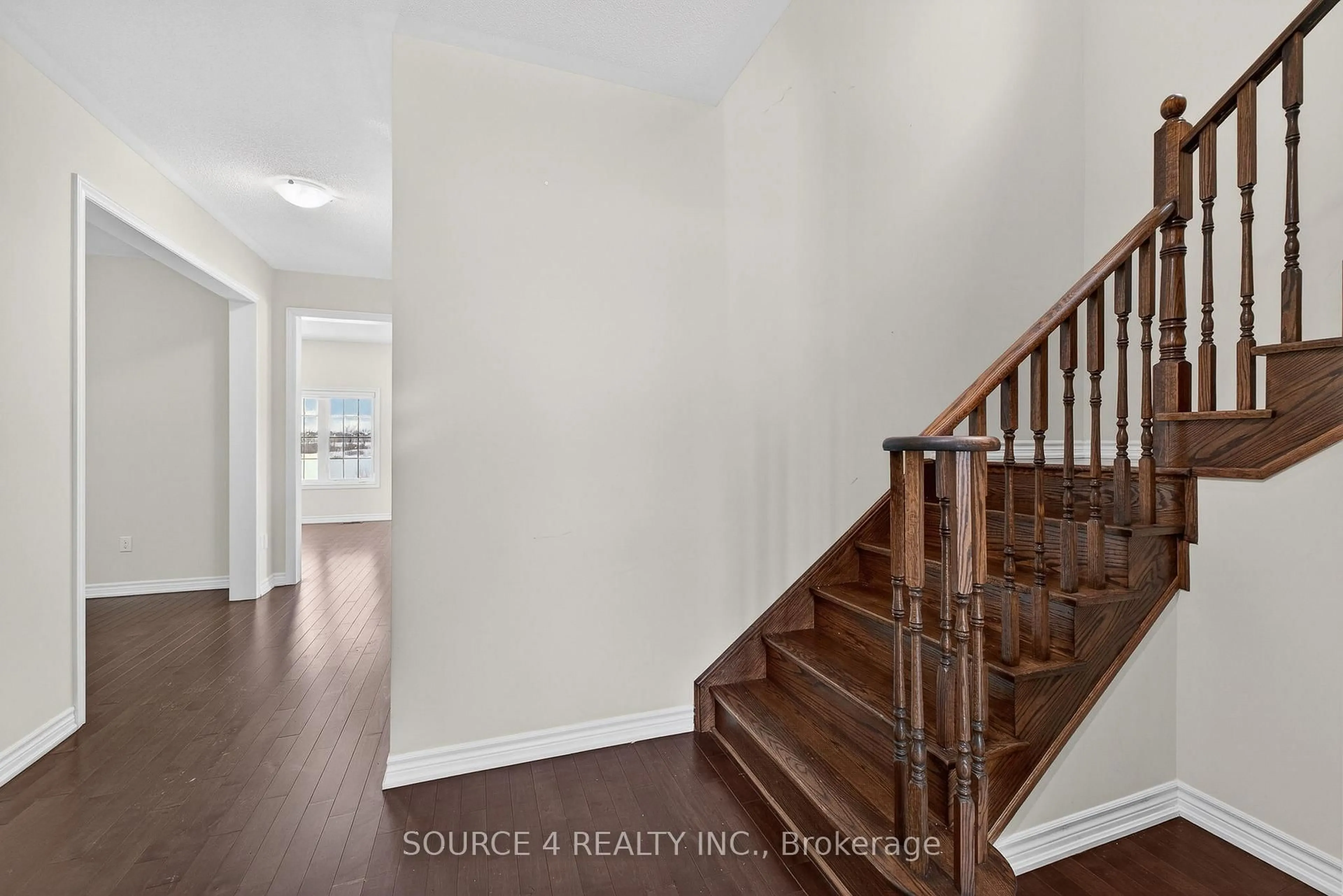 Indoor entryway for 355 Danny Wheeler Blvd, Georgina Ontario L4P 3C8