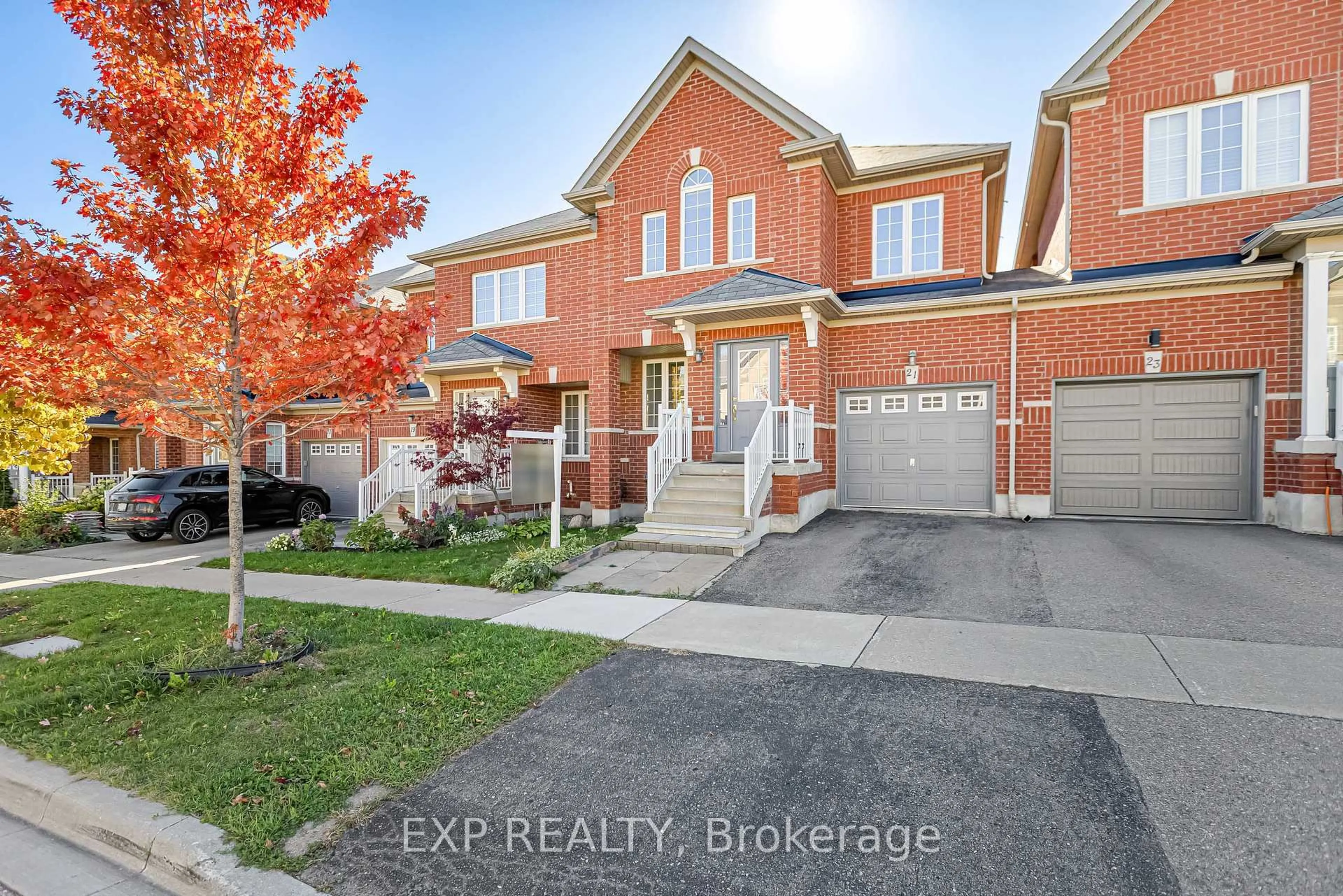 A pic from outside/outdoor area/front of a property/back of a property/a pic from drone, street for 21 Westcliffe Cres, Richmond Hill Ontario L4E 0S1