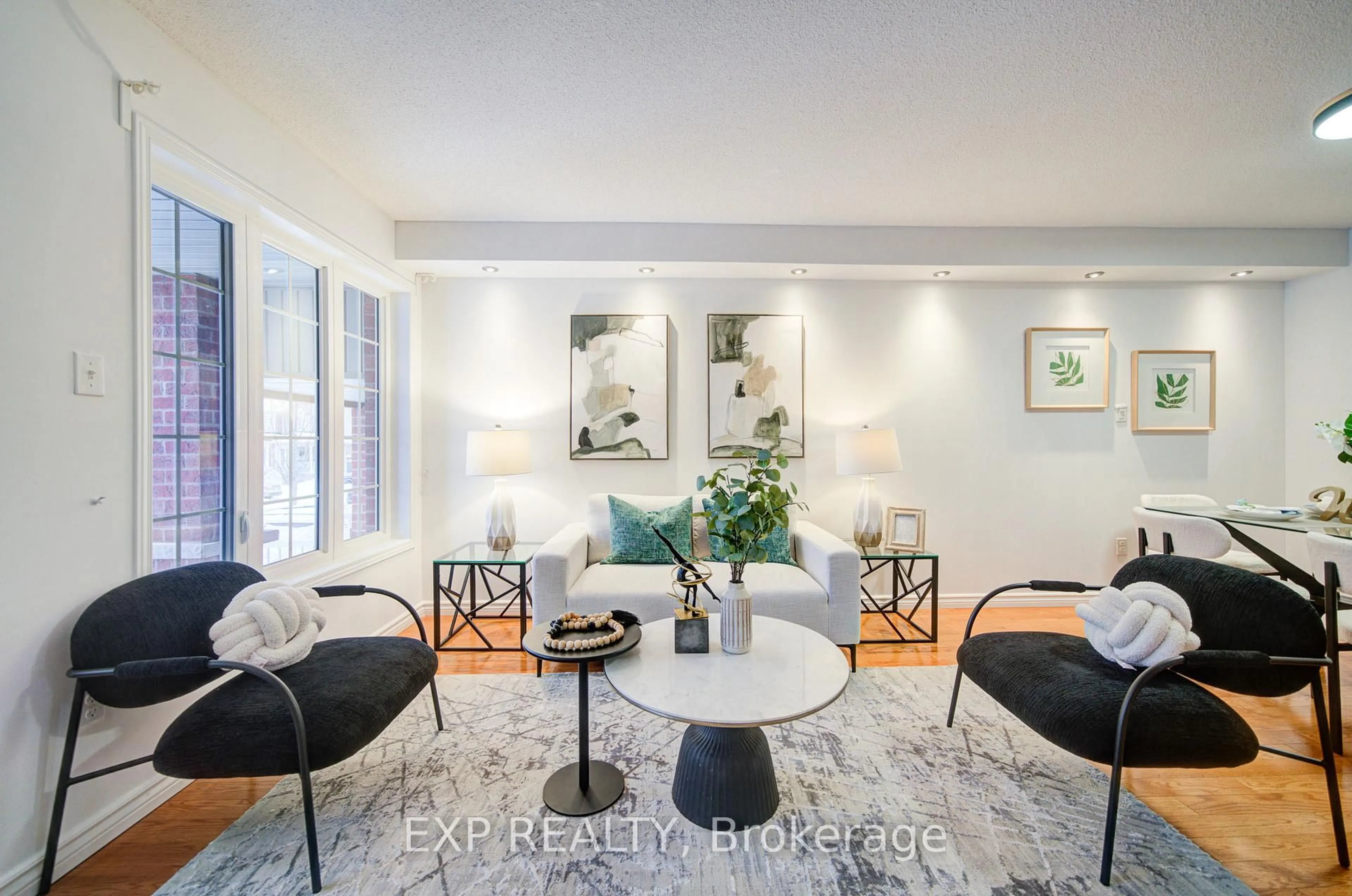 Living room with furniture, unknown for 21 Westcliffe Cres, Richmond Hill Ontario L4E 0S1