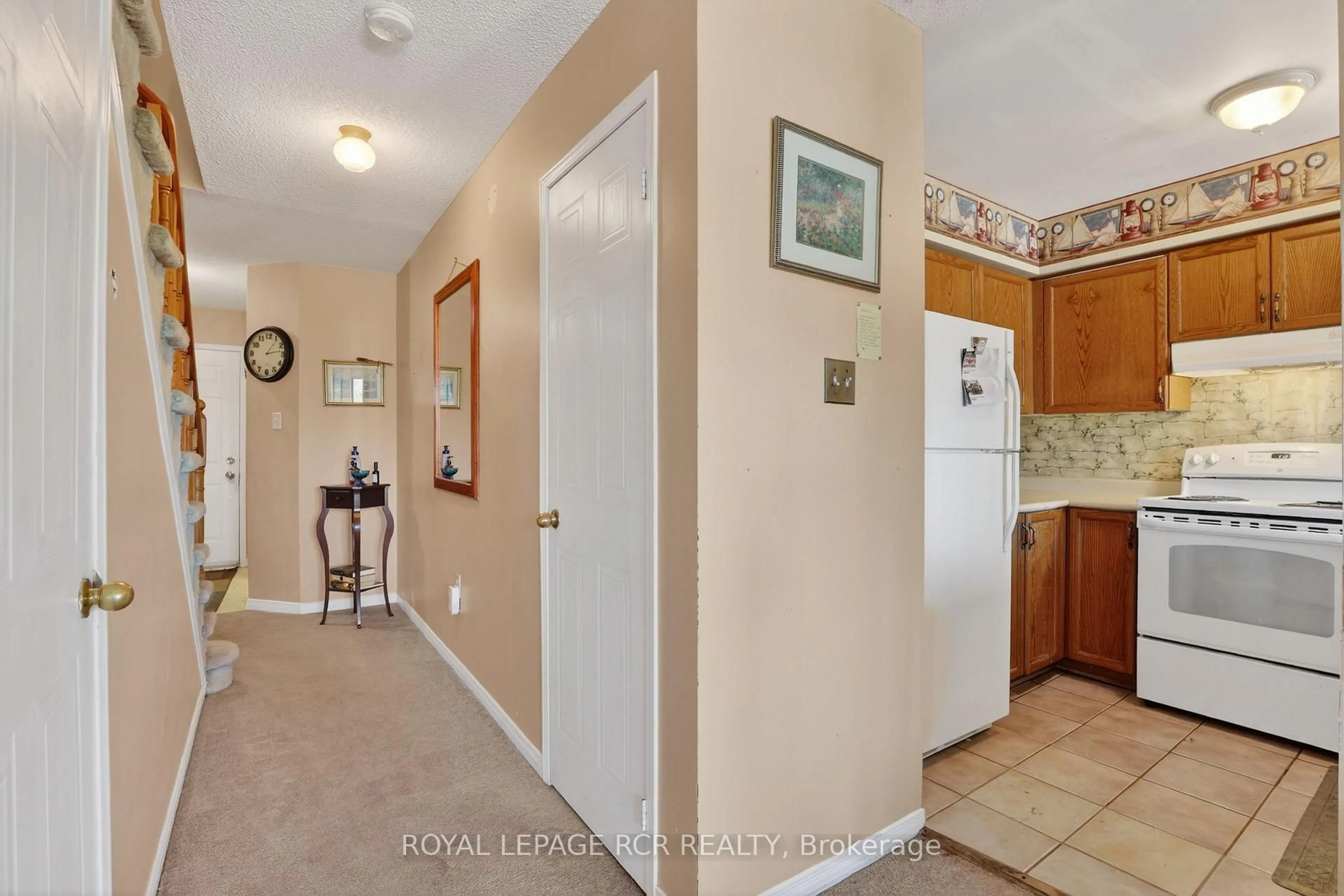 Indoor entryway for 369 Riddell Crt #10, Newmarket Ontario L3Y 8M8