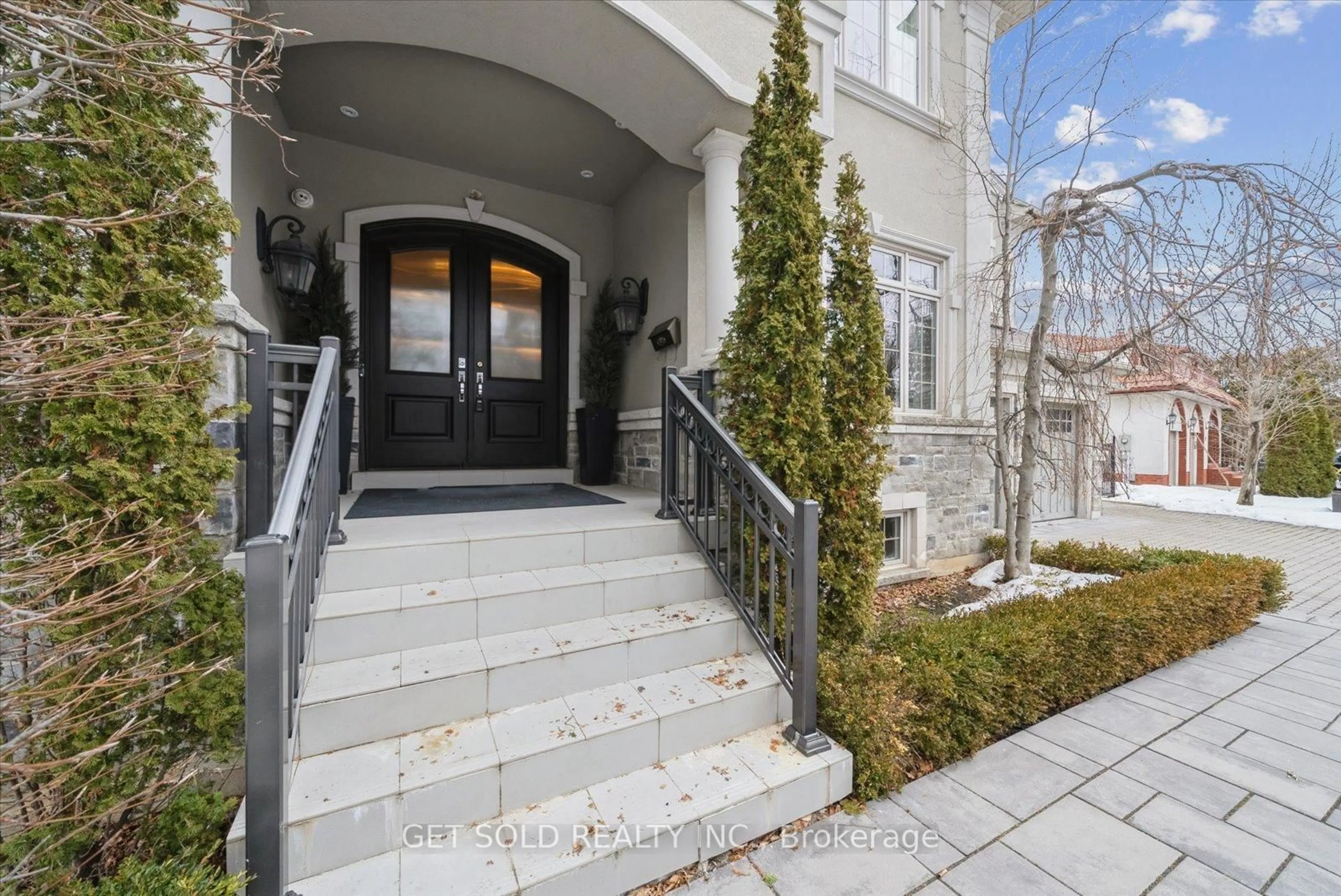 Indoor entryway for 8 Thornhill Ave, Vaughan Ontario L4J 1J4