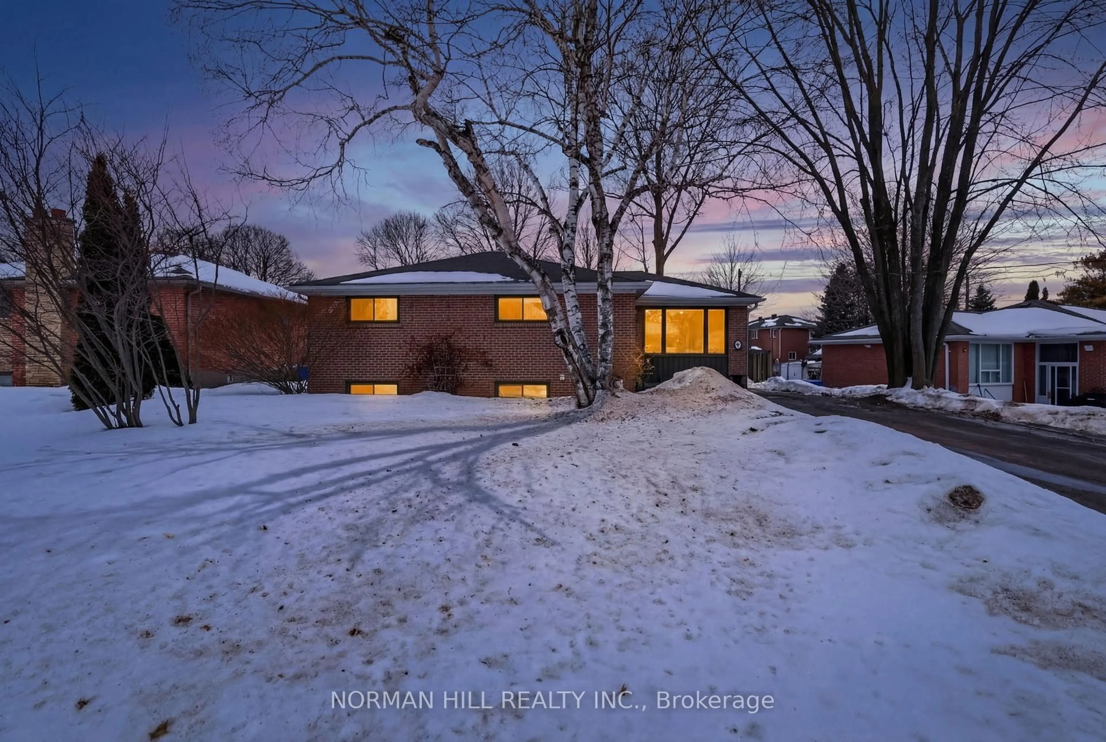 A pic from outside/outdoor area/front of a property/back of a property/a pic from drone, street for 4 Patrick Dr, Aurora Ontario L4G 2A7