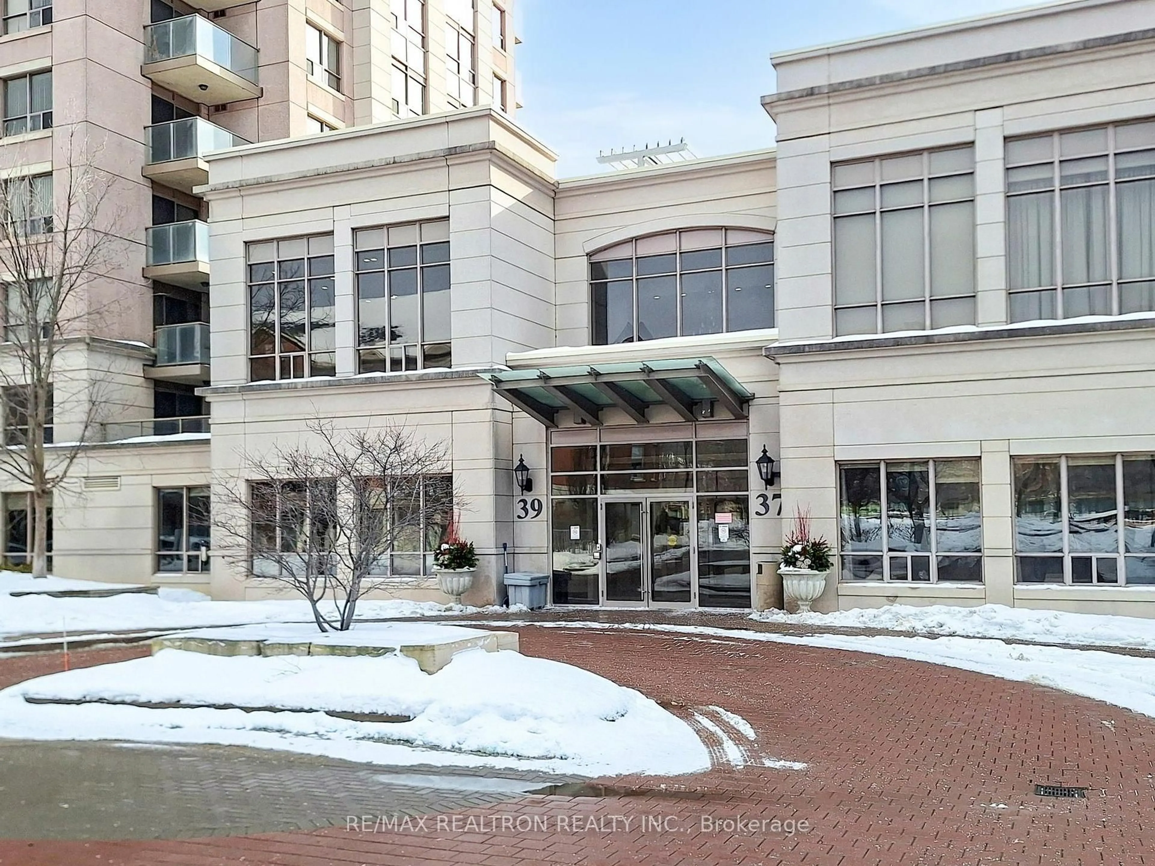 Indoor foyer for 37 Galleria Pkwy #UPH11, Markham Ontario L3T 0A5