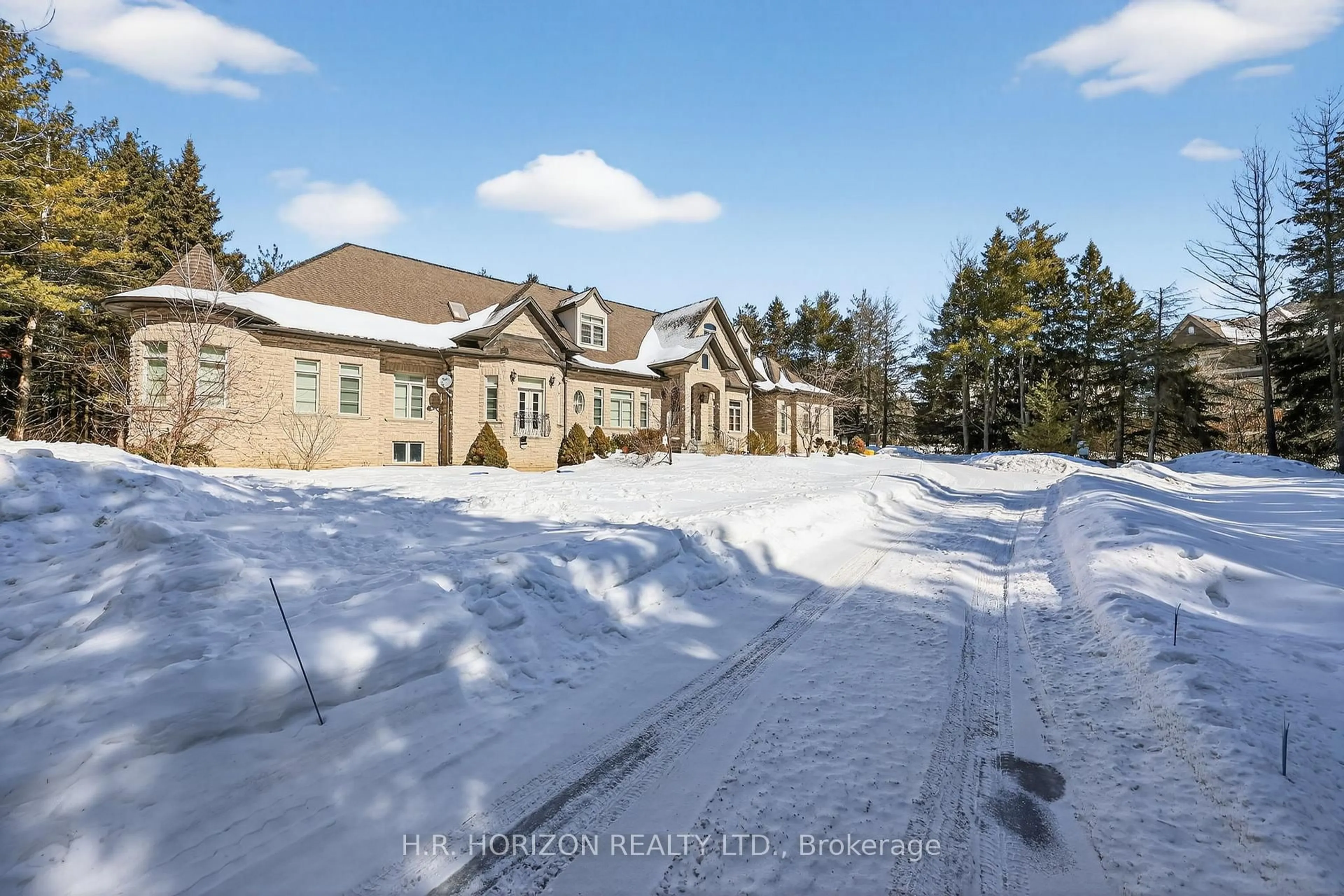 A pic from outside/outdoor area/front of a property/back of a property/a pic from drone, unknown for 13045 Jane St, King Ontario L7B 1A3