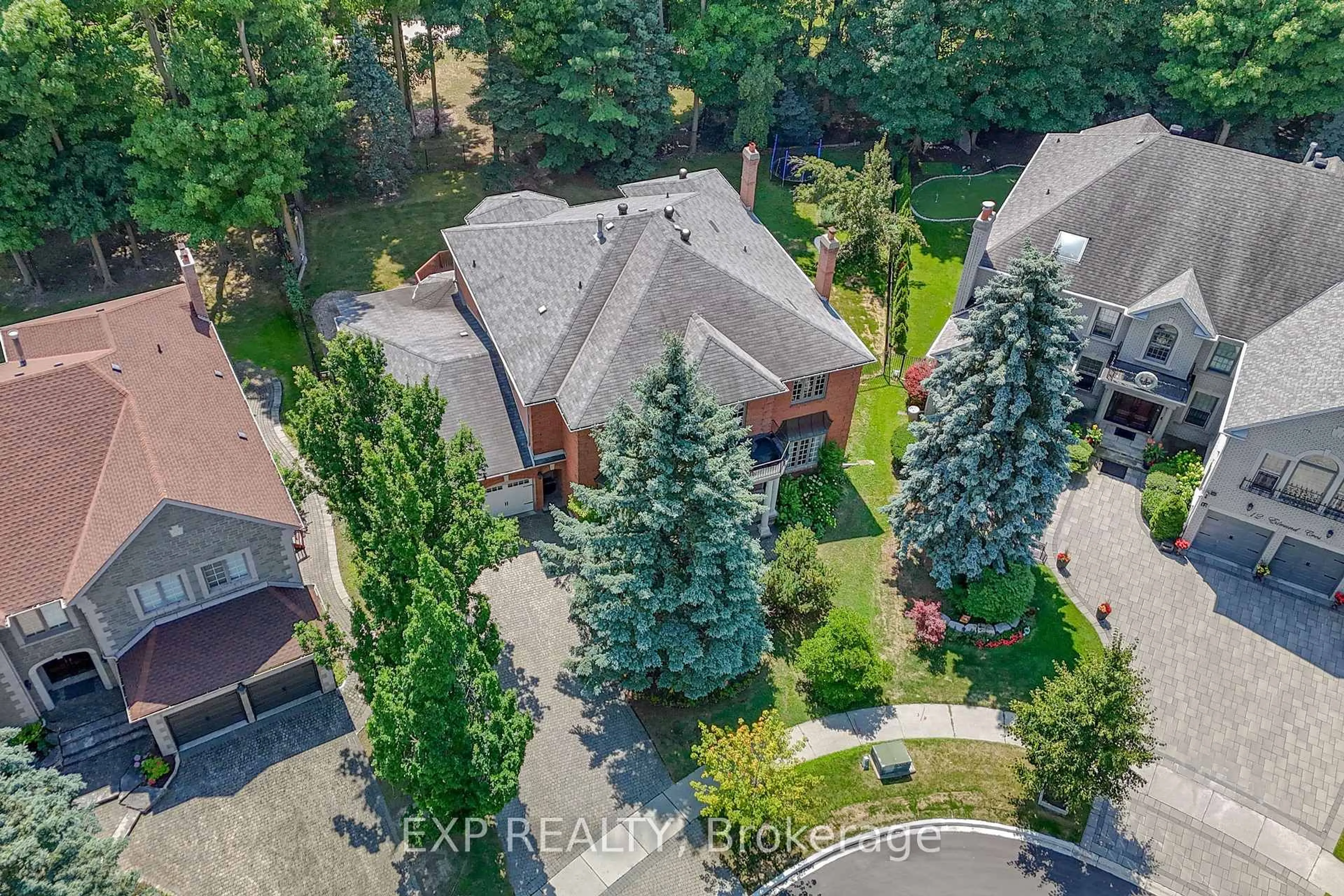 A pic from outside/outdoor area/front of a property/back of a property/a pic from drone, street for 10 Edmund Cres, Richmond Hill Ontario L4B 2X9