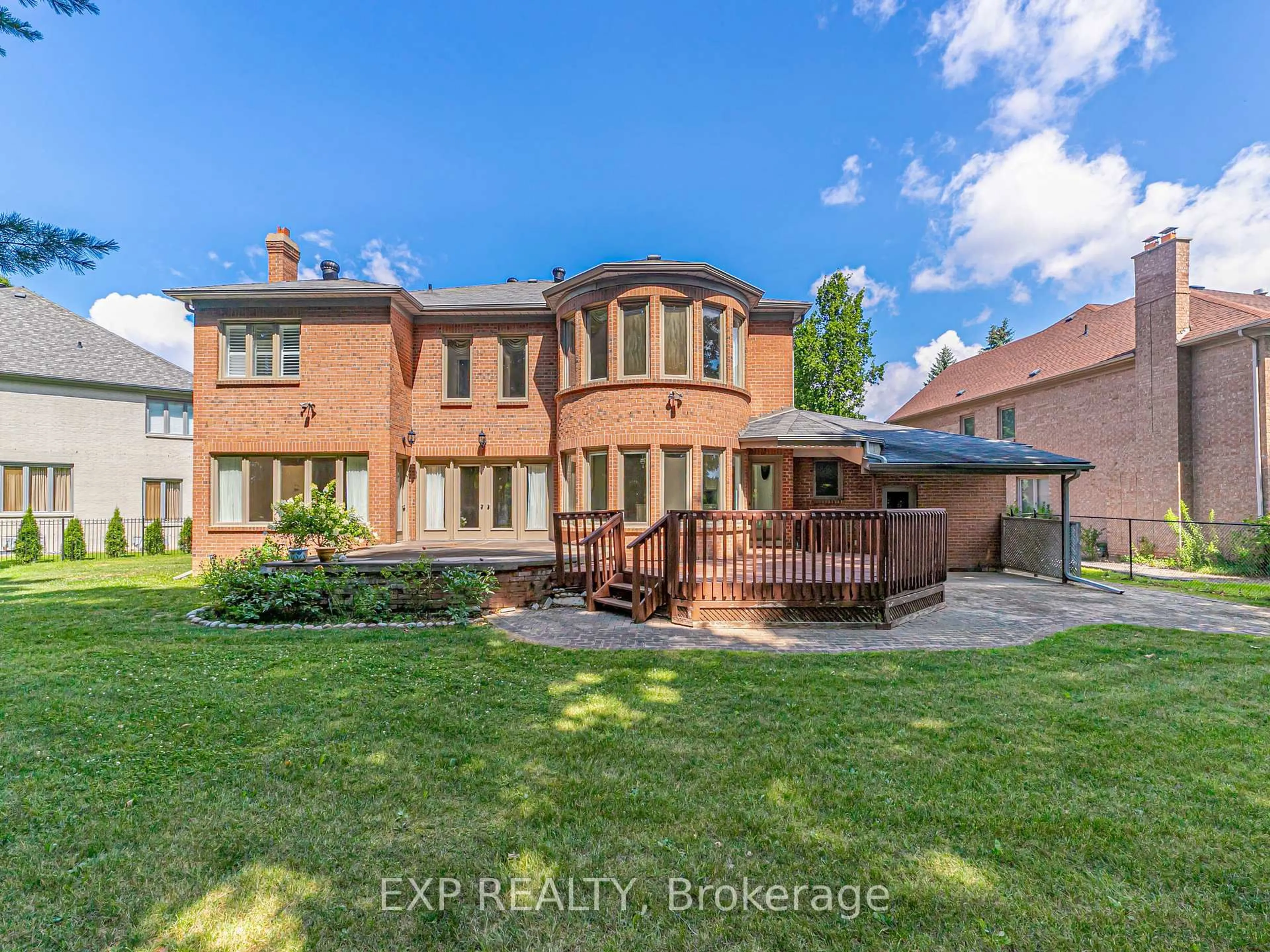 A pic from outside/outdoor area/front of a property/back of a property/a pic from drone, street for 10 Edmund Cres, Richmond Hill Ontario L4B 2X9