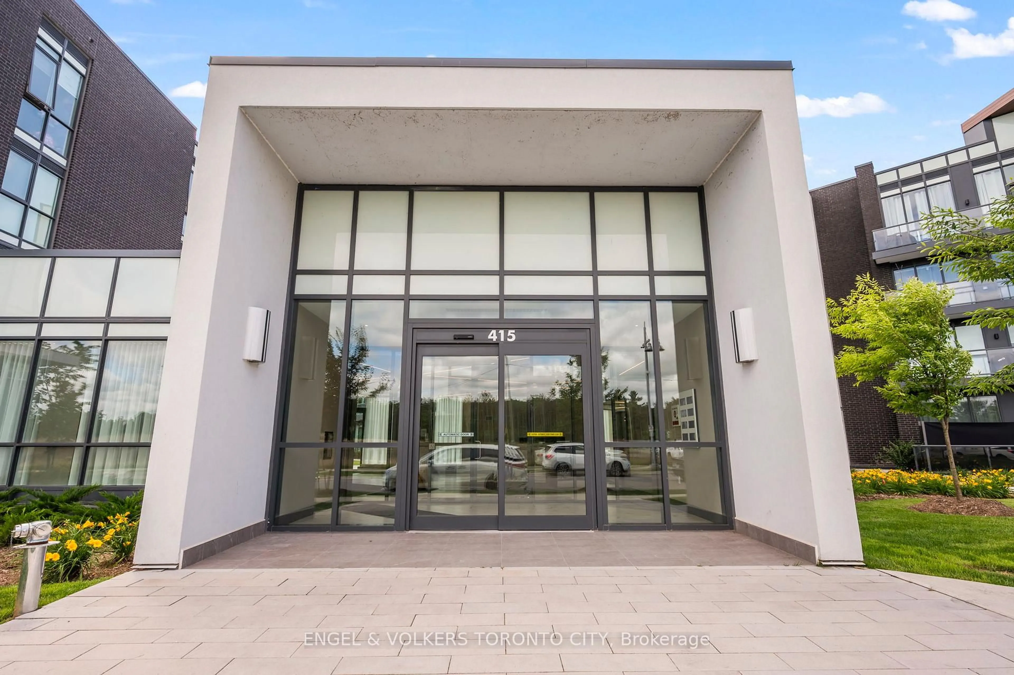 Indoor foyer for 415 Sea Ray Ave #128, Innisfil Ontario L9S 2P7