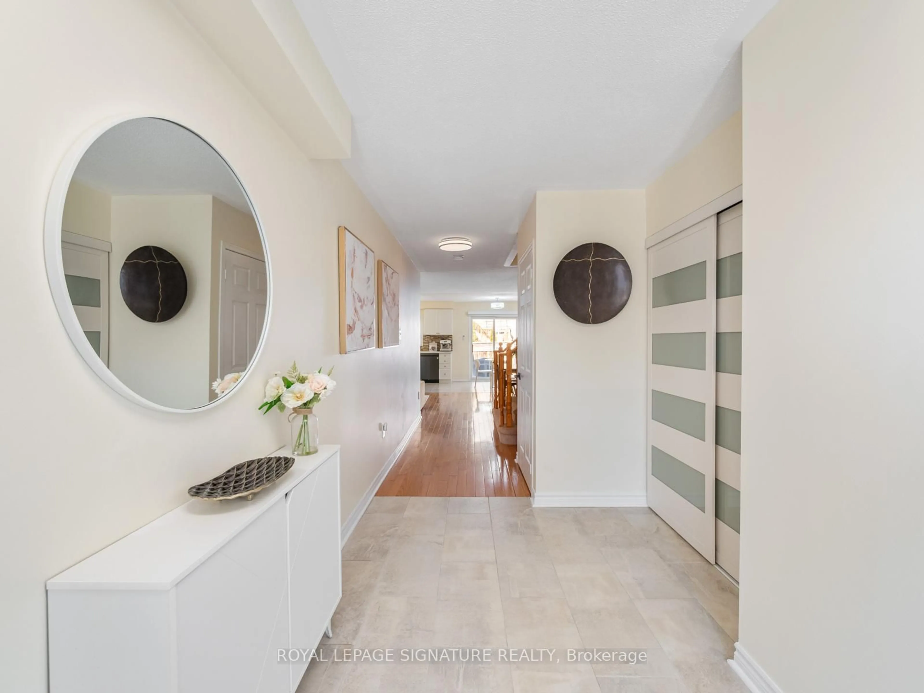 Indoor entryway for 88 Burgess Cres, Newmarket Ontario L3X 2T8