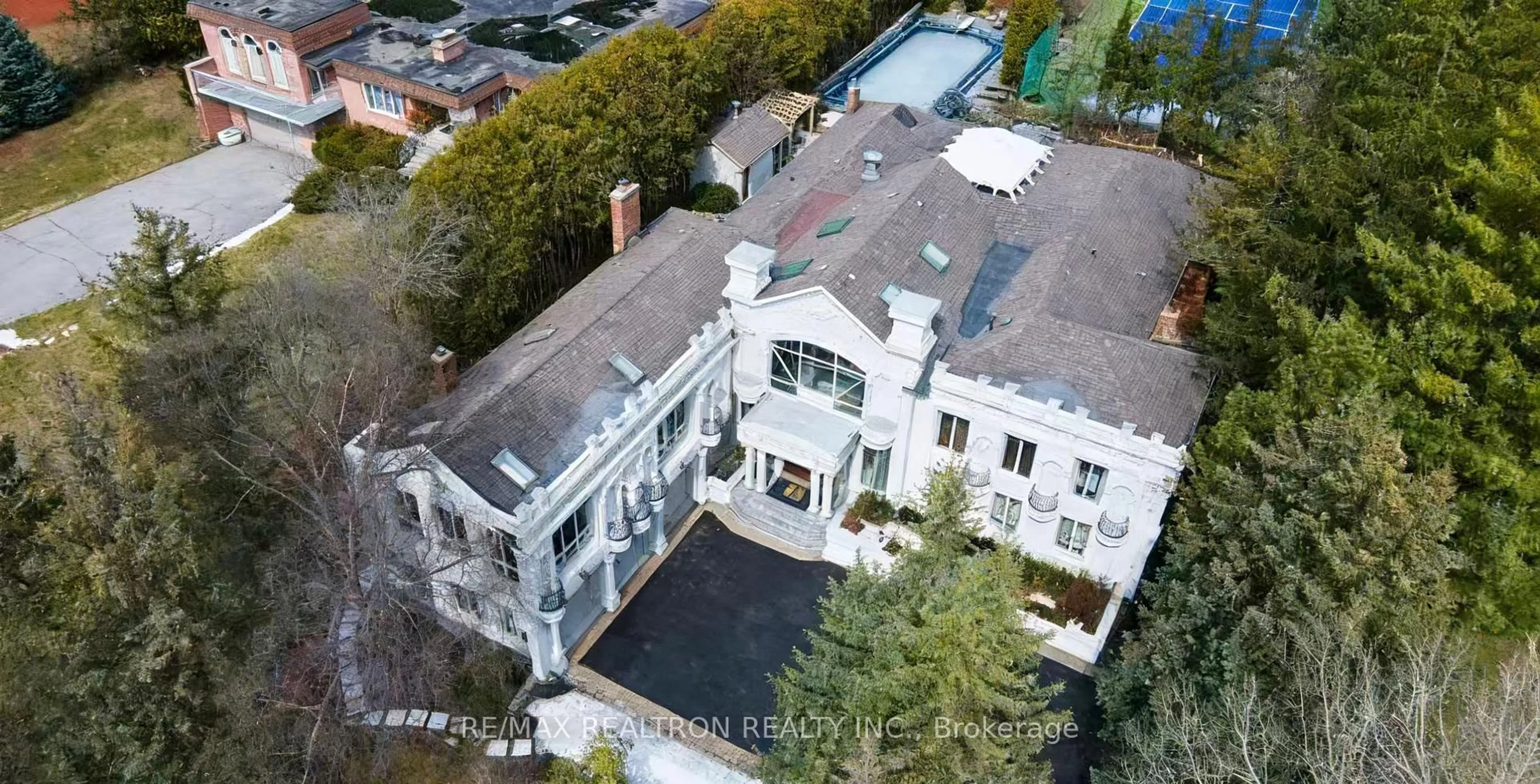 A pic from outside/outdoor area/front of a property/back of a property/a pic from drone, unknown for 305 Woodland Acres Cres, Vaughan Ontario L6A 1G1