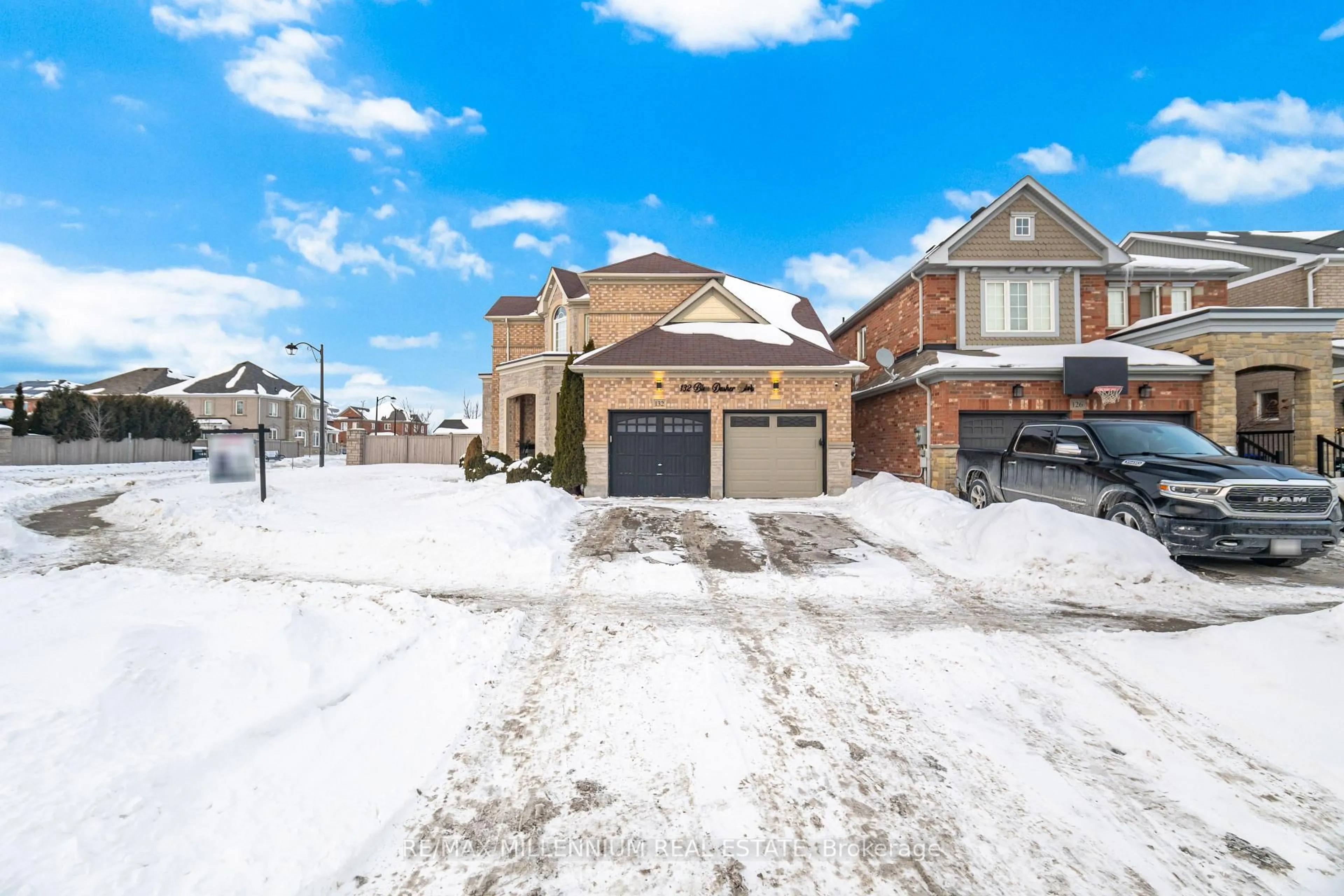 A pic from outside/outdoor area/front of a property/back of a property/a pic from drone, street for 132 Blue Dasher Blvd, Bradford West Gwillimbury Ontario L3Z 0E5