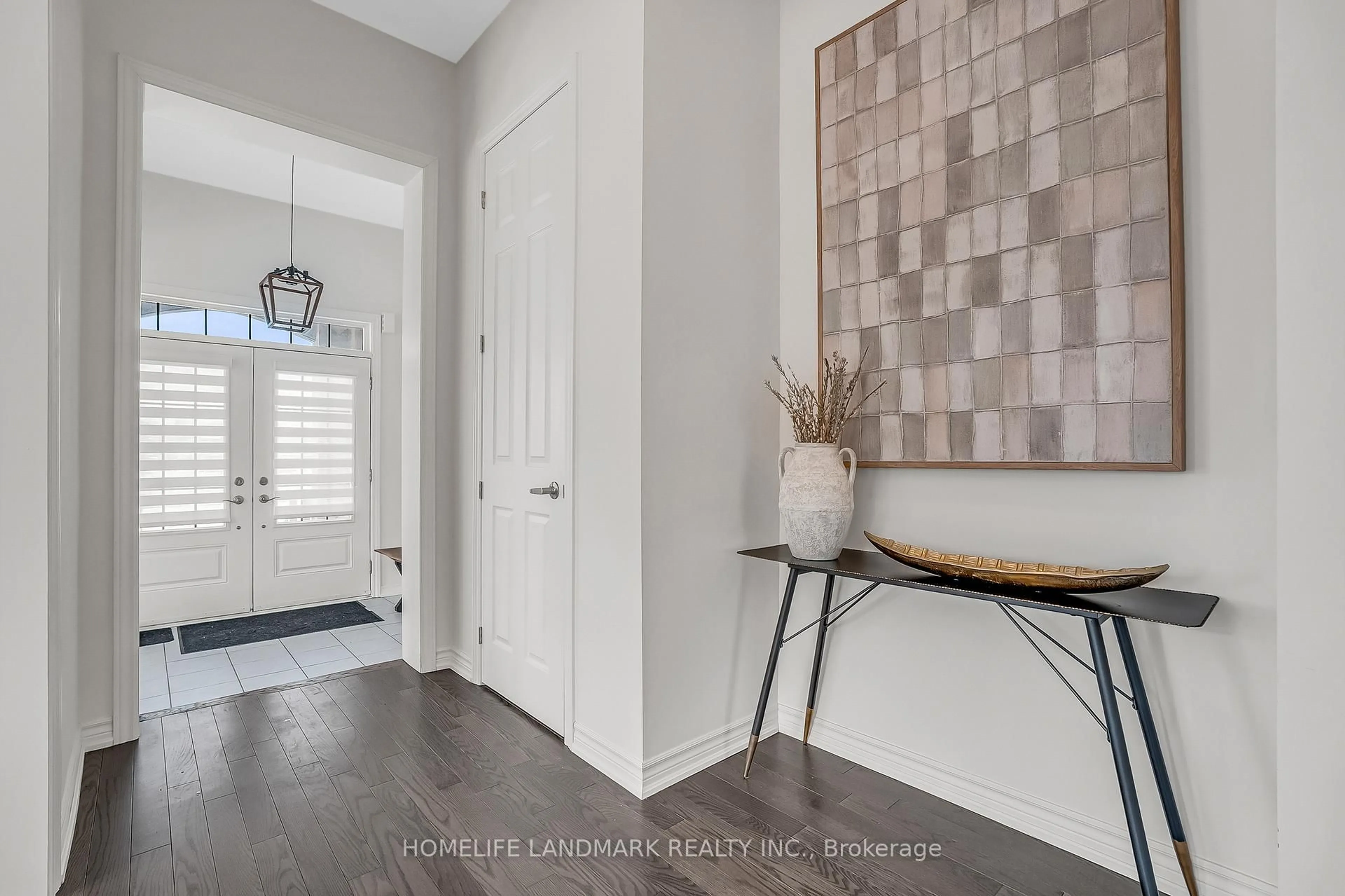 Indoor entryway for 329 Danny Wheeler Blvd, Georgina Ontario L4P 0K1