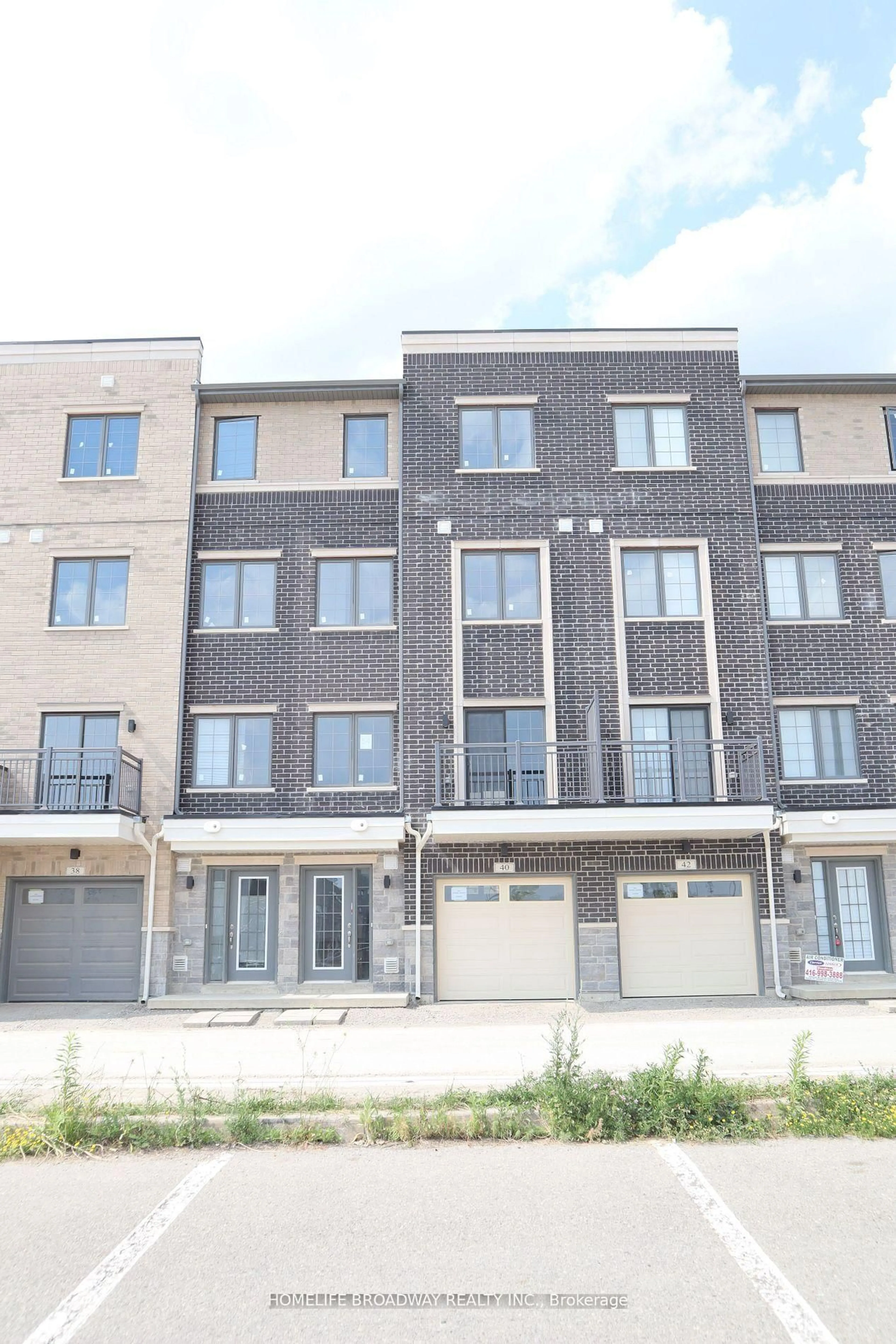 Home with brick exterior material, street for 40 Clippers Cres, Whitchurch-Stouffville Ontario L4A 4X7